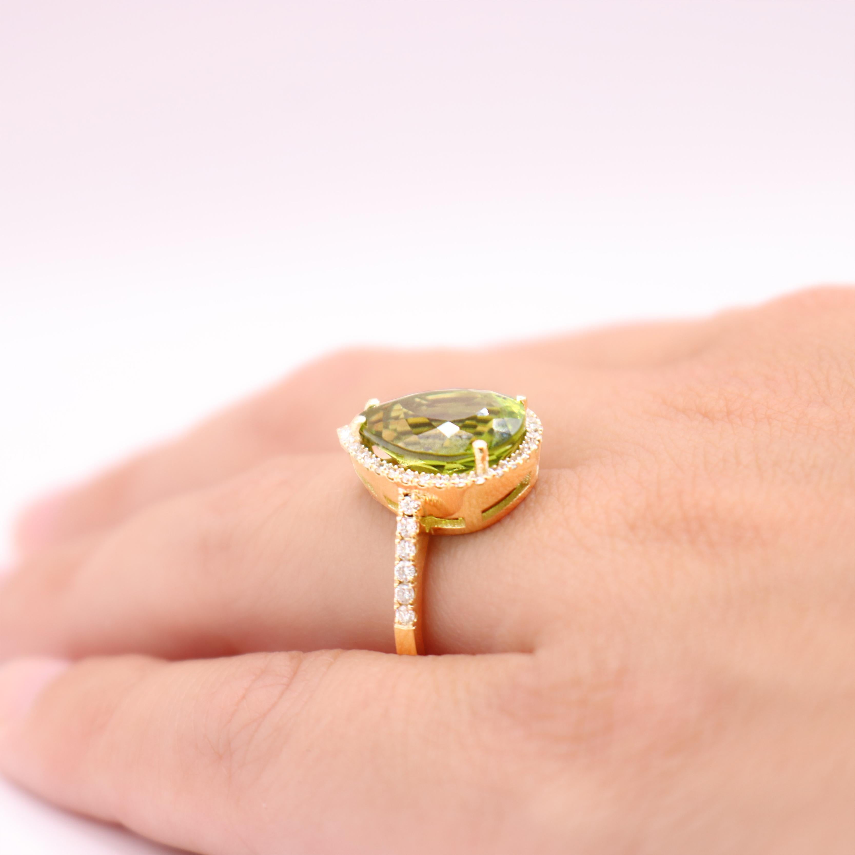 Georgios Collections Bague en or jaune 18 carats avec péridot poire et lunette en diamant en vente 1