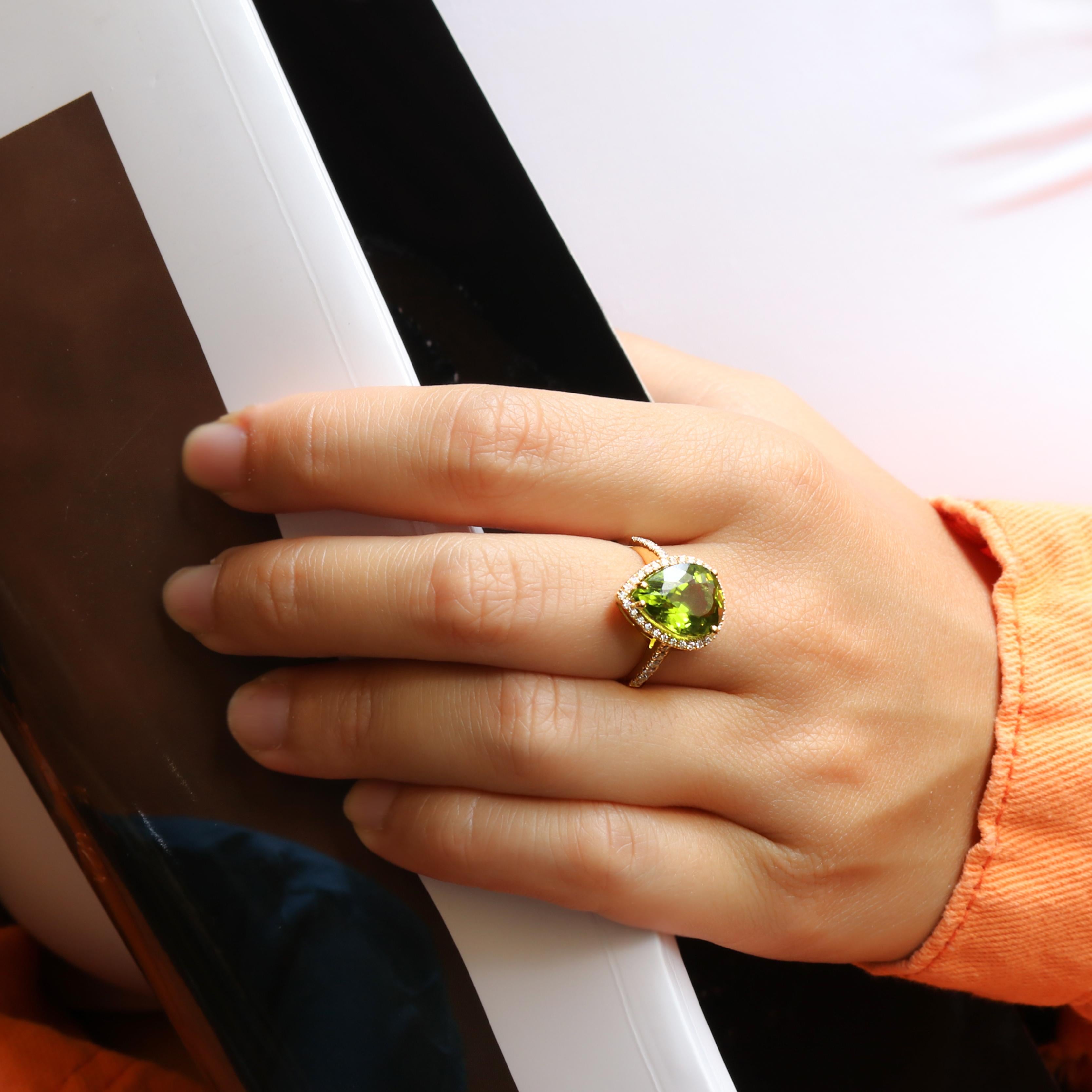 Georgios Collections Bague en or jaune 18 carats avec péridot poire et lunette en diamant en vente 3