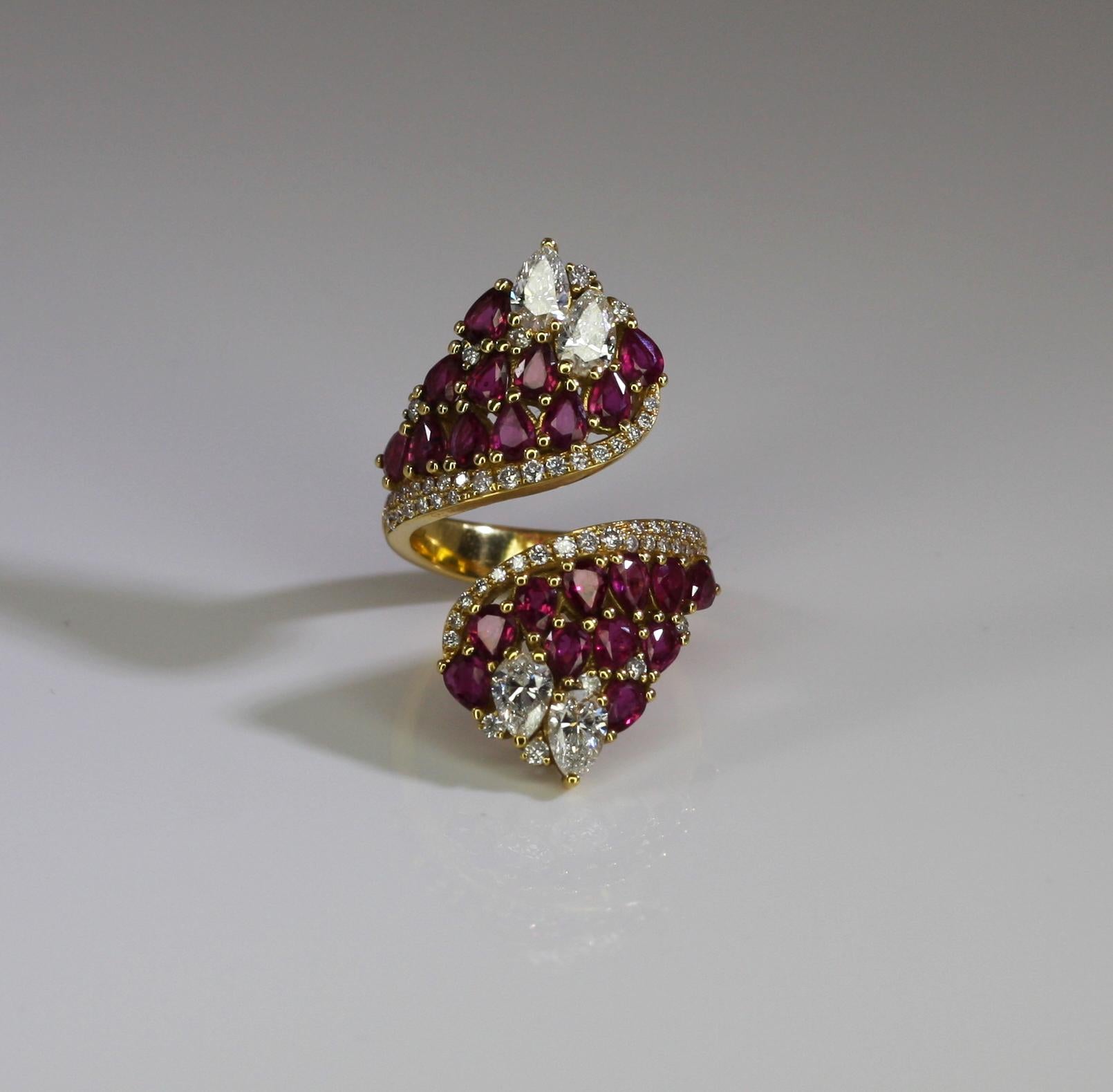 Bague large Georgios Collections en or jaune 18 carats en forme de poire, rubis et diamants en vente 4