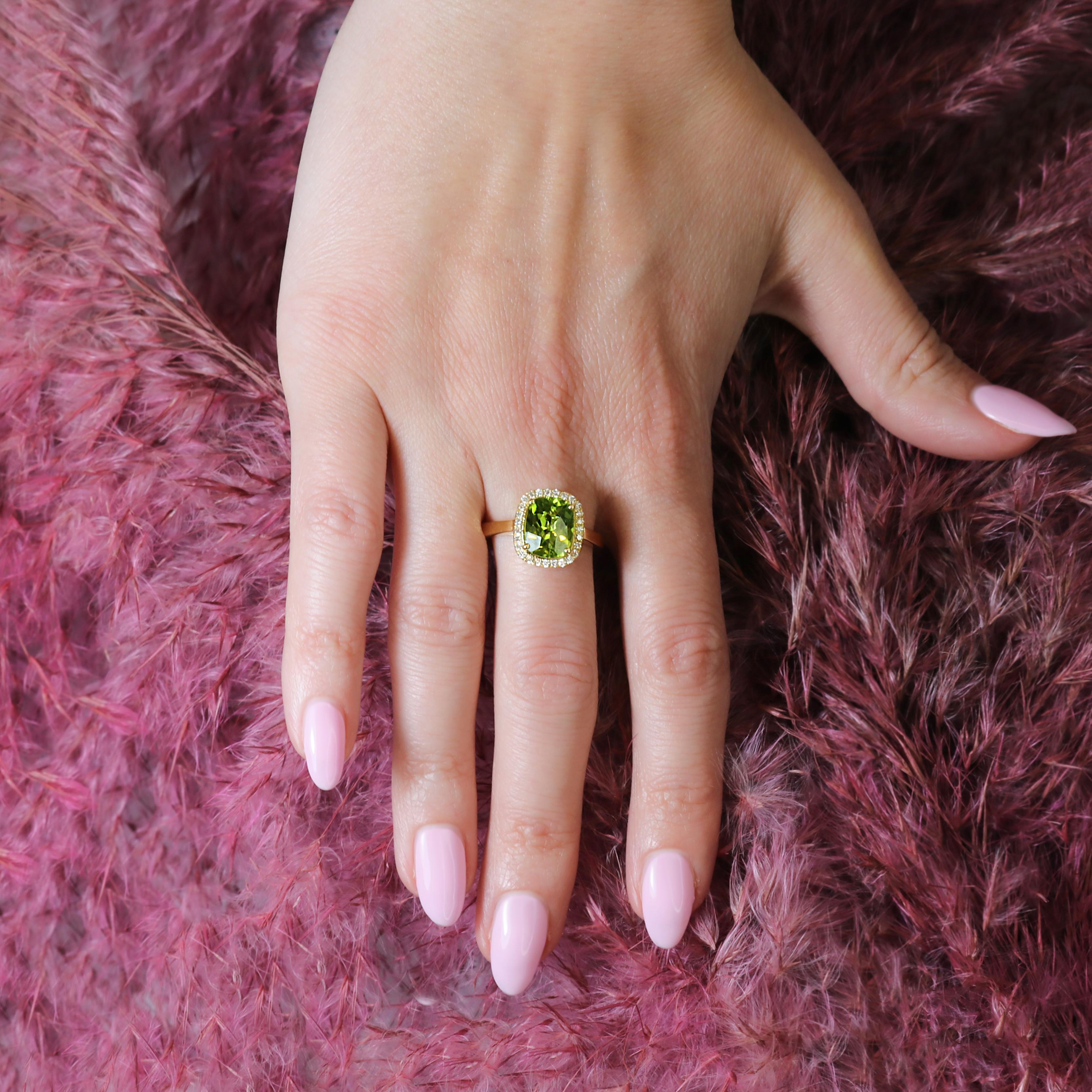 Georgios Collections Bague en or jaune 18 carats à péridot avec chaton en diamant en vente 5