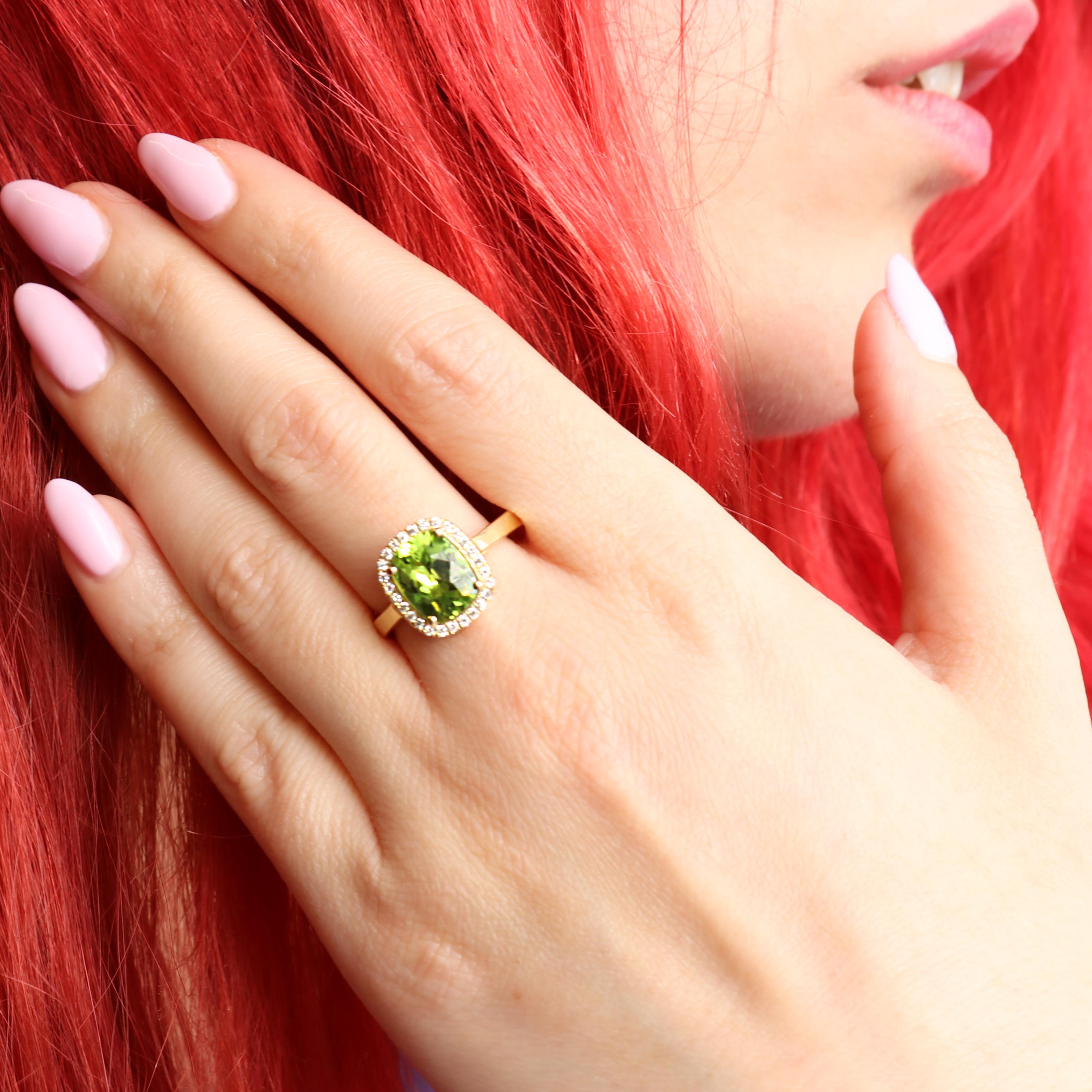 Georgios Collections Bague en or jaune 18 carats à péridot avec chaton en diamant en vente 1