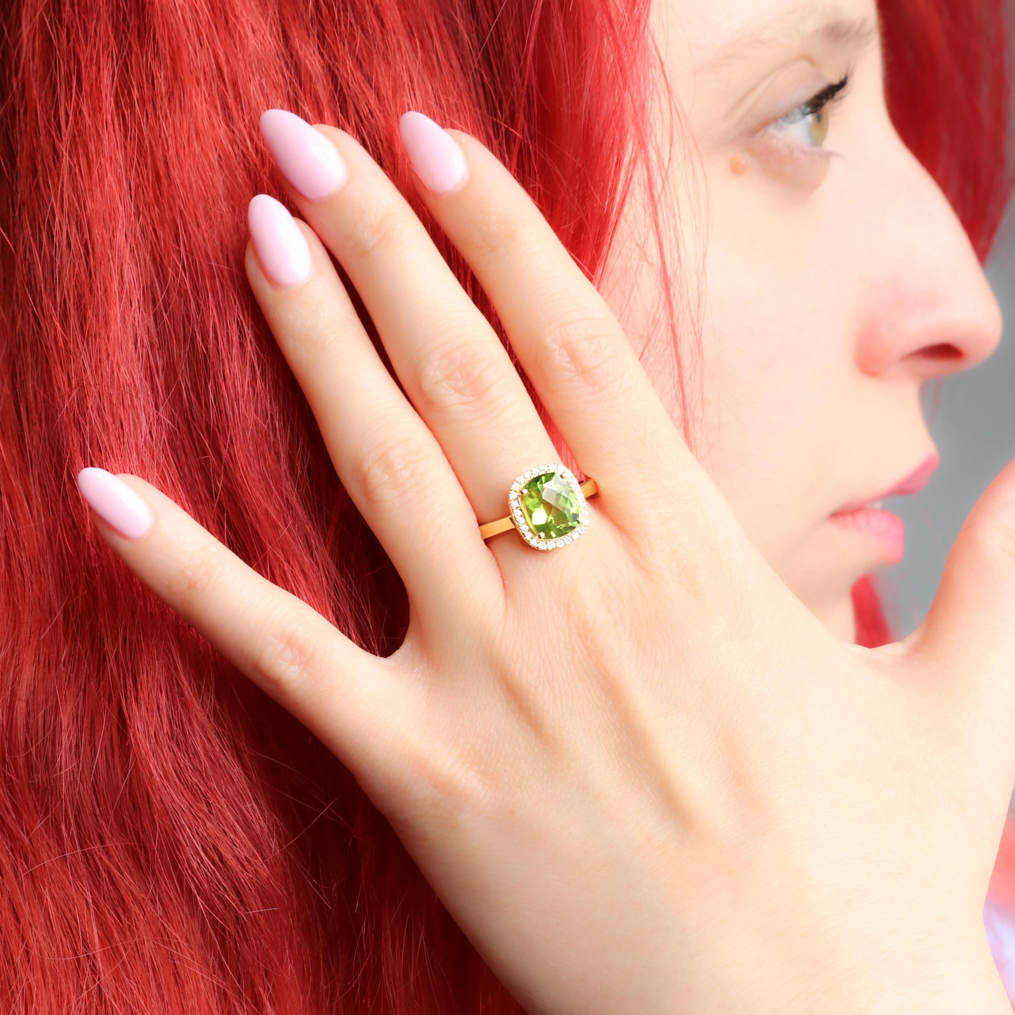 Georgios Collections Bague en or jaune 18 carats à péridot avec chaton en diamant en vente 2