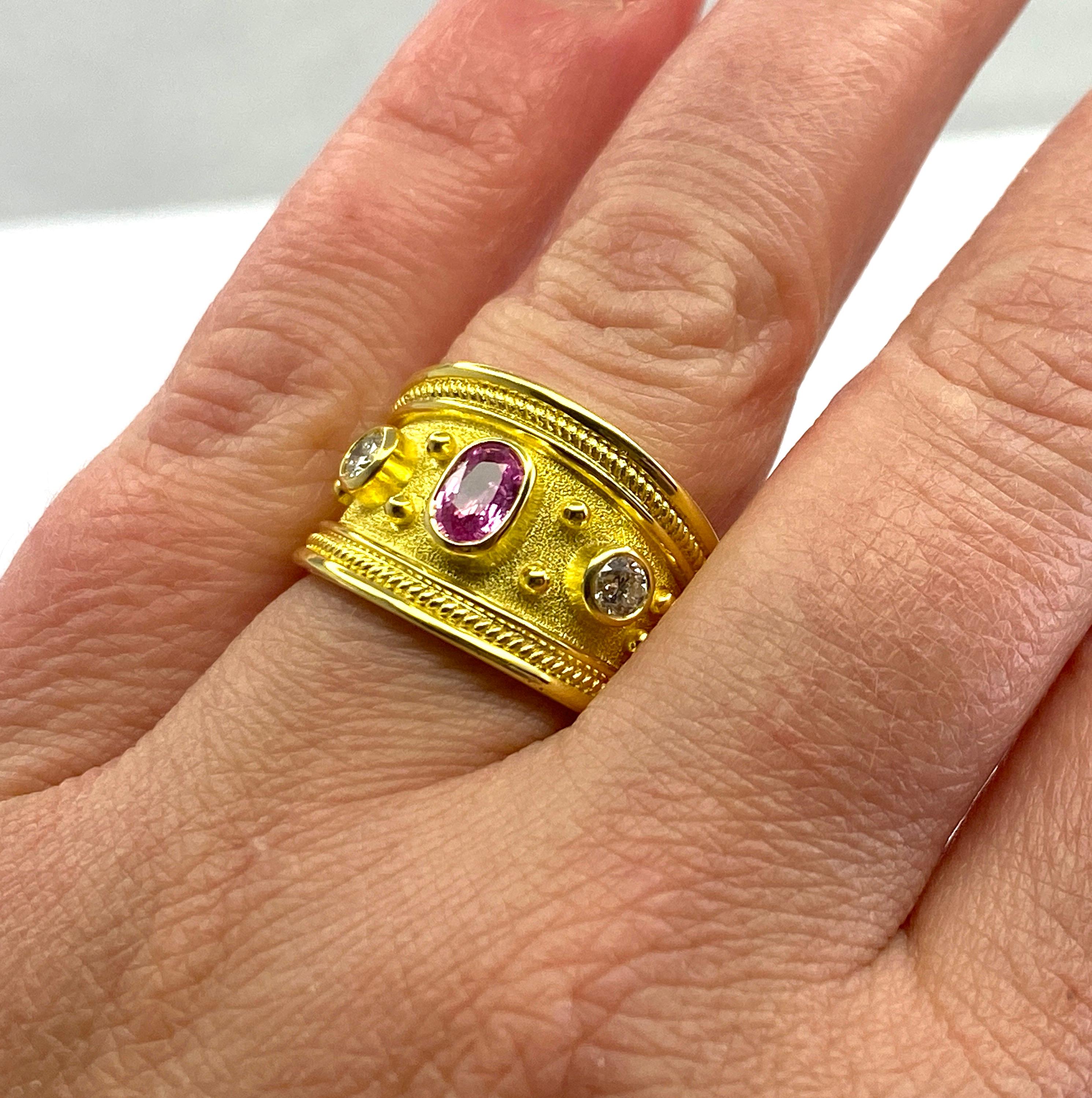S.Georgios Designerring mit Graduierung, handgefertigt aus massivem 18 Karat Gelbgold. Der Ring ist mikroskopisch genau mit Perlen aus 18 Karat Gelbgold und gedrehten Drähten vor einem Hintergrund aus byzantinischem Samt verziert. Der Ring ist mit