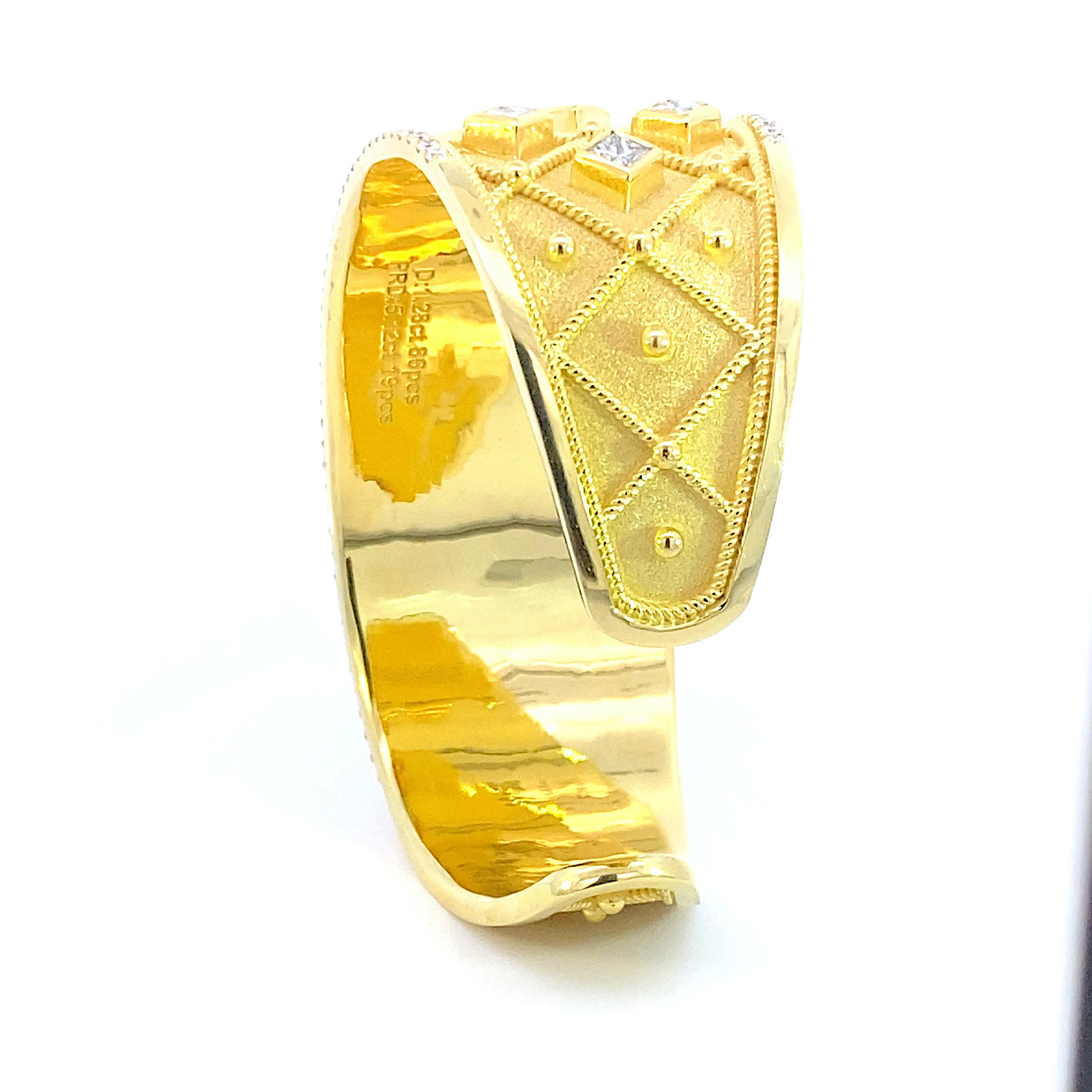 S.Georgios Designer Unique Armband handgefertigt aus 82,40 Gramm massivem 18 Karat Gelbgold im byzantinischen Stil mit einer einzigartigen Samttextur auf dem Hintergrund und Granulationsarbeit - gedrehte Drähte und Perlen im modernen Design.
Das