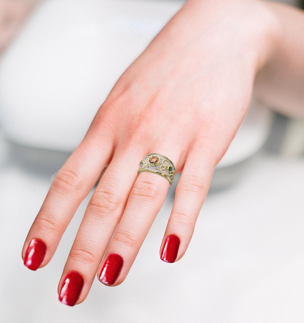 Wir präsentieren einen S.Georgios Designer Ring in massivem 18 Karat Gelbgold, handgefertigt mit byzantinischer Handwerkskunst. Der Ring ist mikroskopisch genau mit Granulationen verziert - Perlen und gedrehte Drähte in Form des griechischen