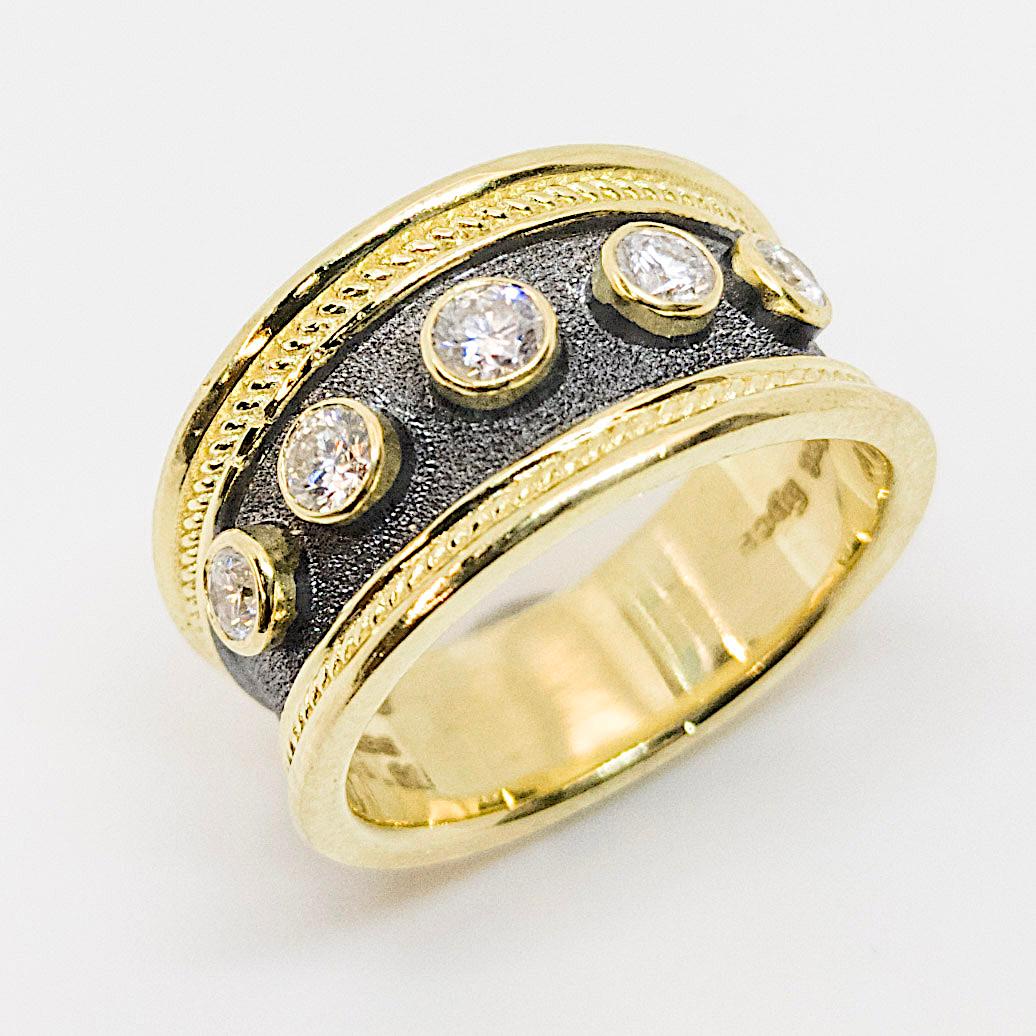 Georgios Kollektionen Ring aus 18 Karat Gelbgold mit Rhodium und Diamant im byzantinischen Stil im Angebot 3