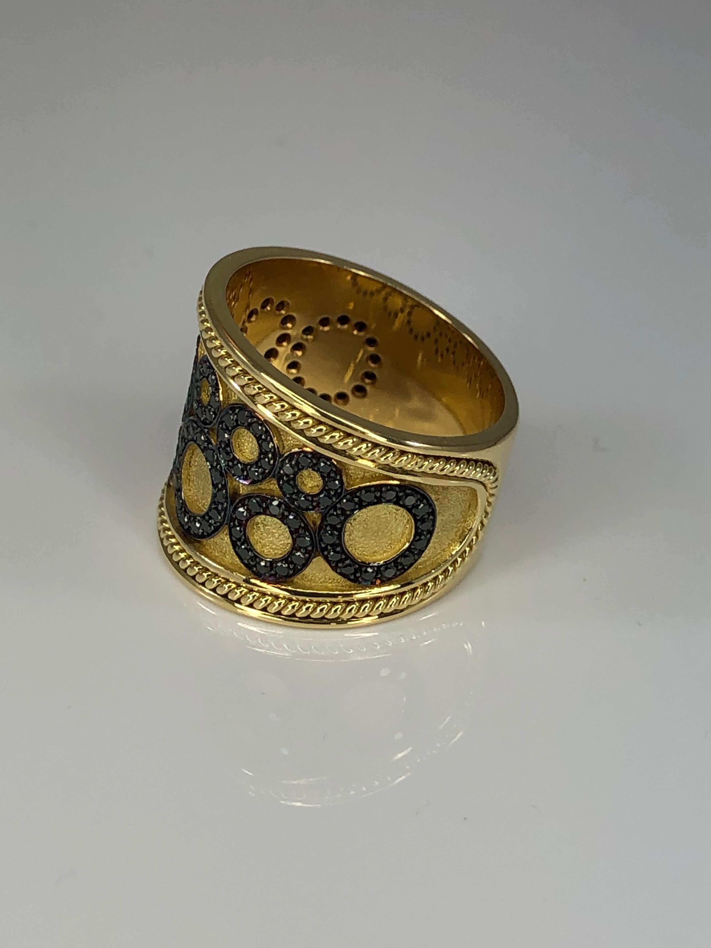 Byzantin Georgios Collections Bague en or jaune 18 carats avec cercles de diamants noirs en vente