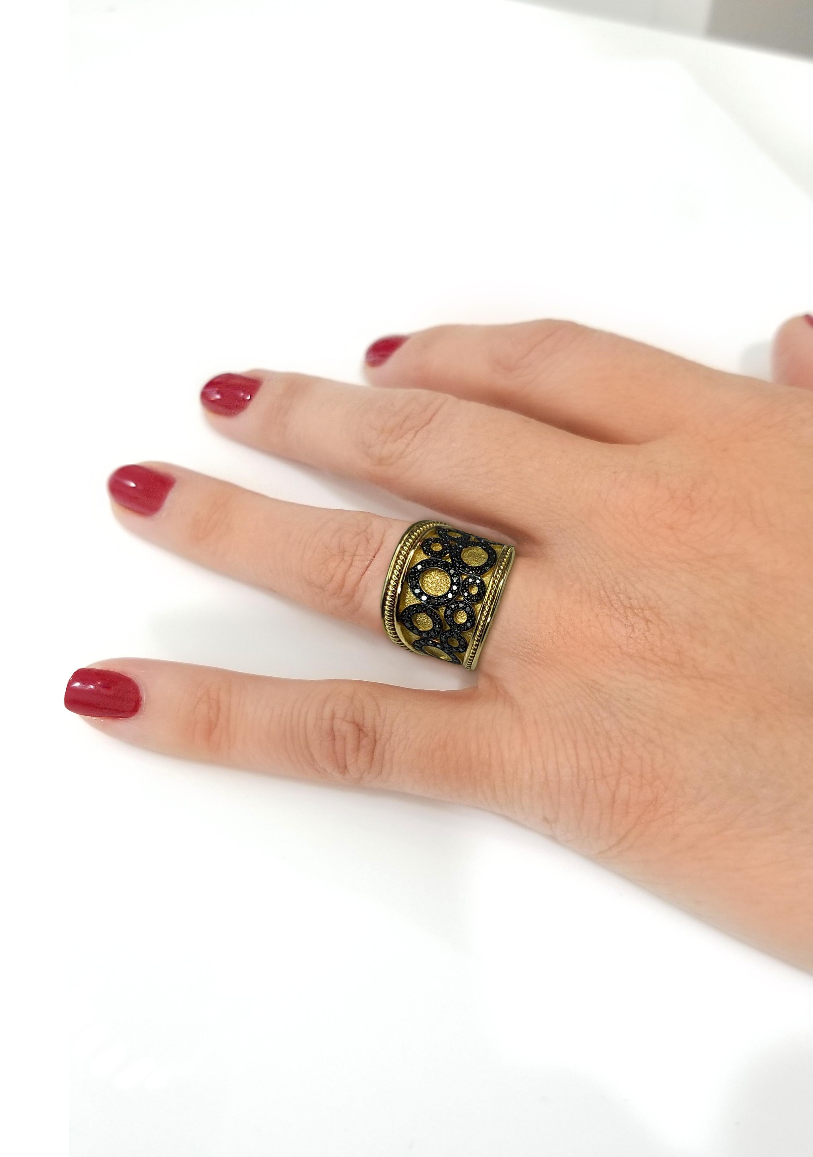 Taille ronde Georgios Collections Bague en or jaune 18 carats avec cercles de diamants noirs en vente
