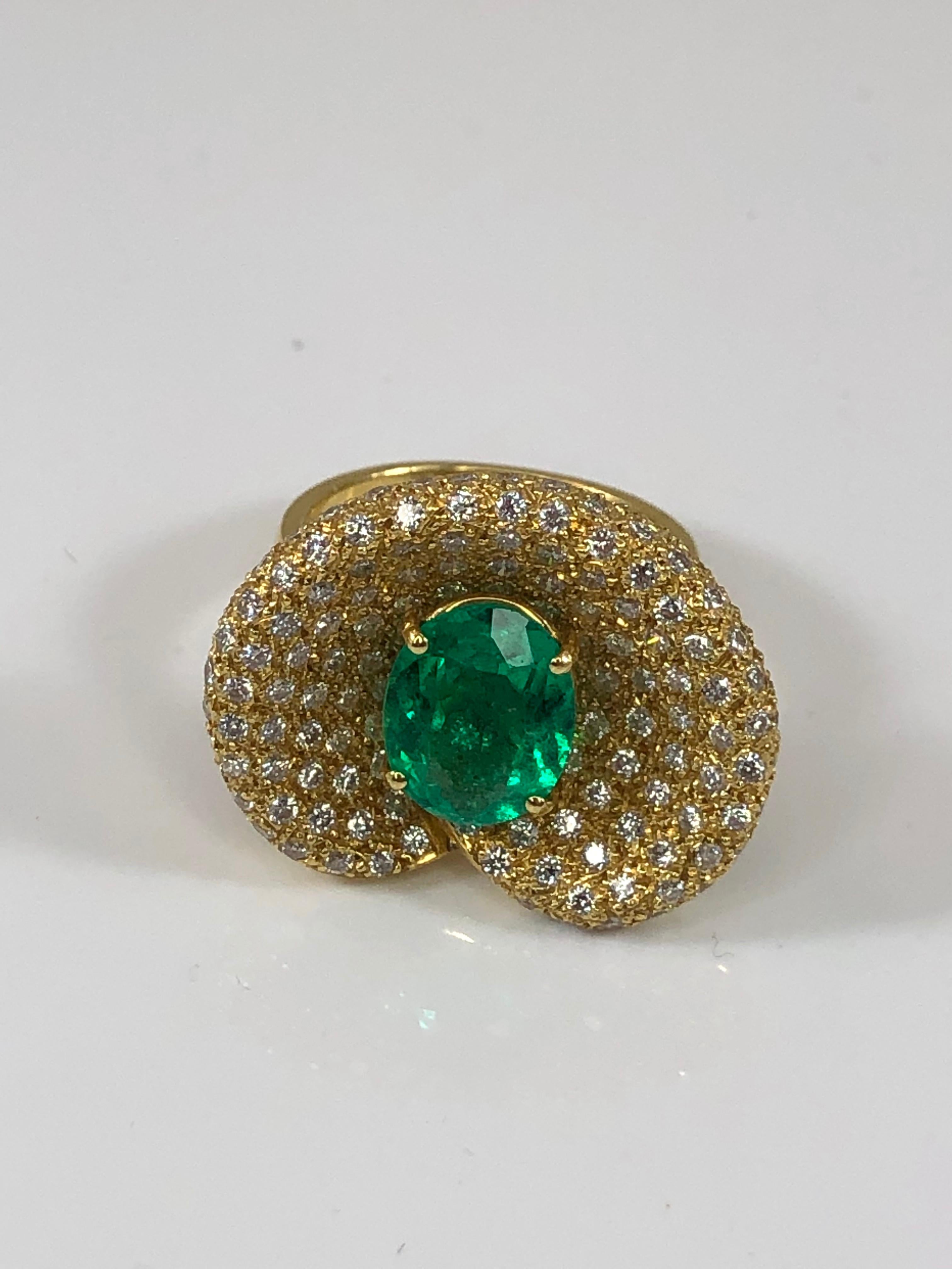 Georgios Collections Ring aus 18 Karat Gelbgold mit einem ovalen Smaragd und Diamanten (Zeitgenössisch) im Angebot