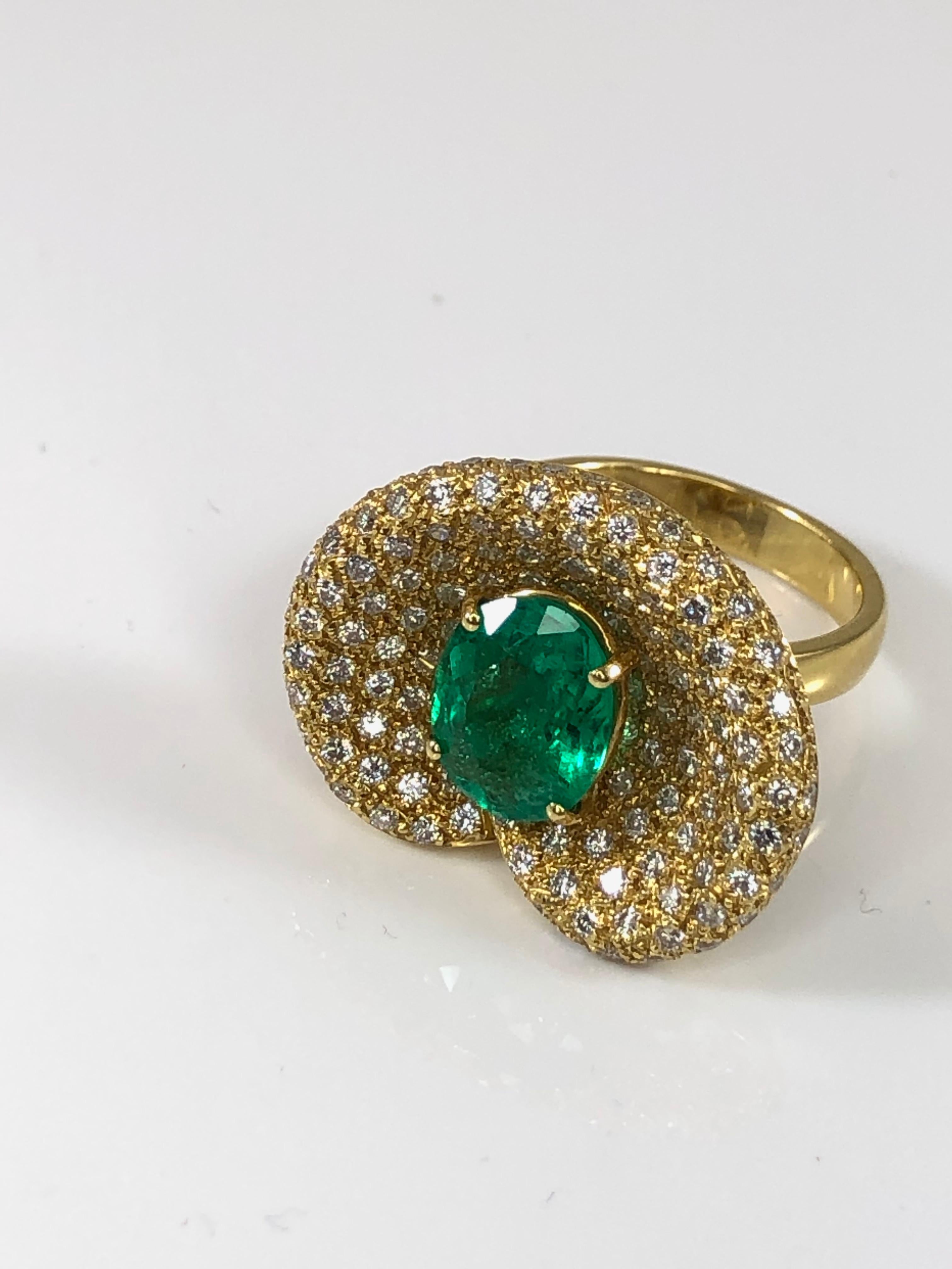 Georgios Collections Ring aus 18 Karat Gelbgold mit einem ovalen Smaragd und Diamanten im Zustand „Neu“ im Angebot in Astoria, NY