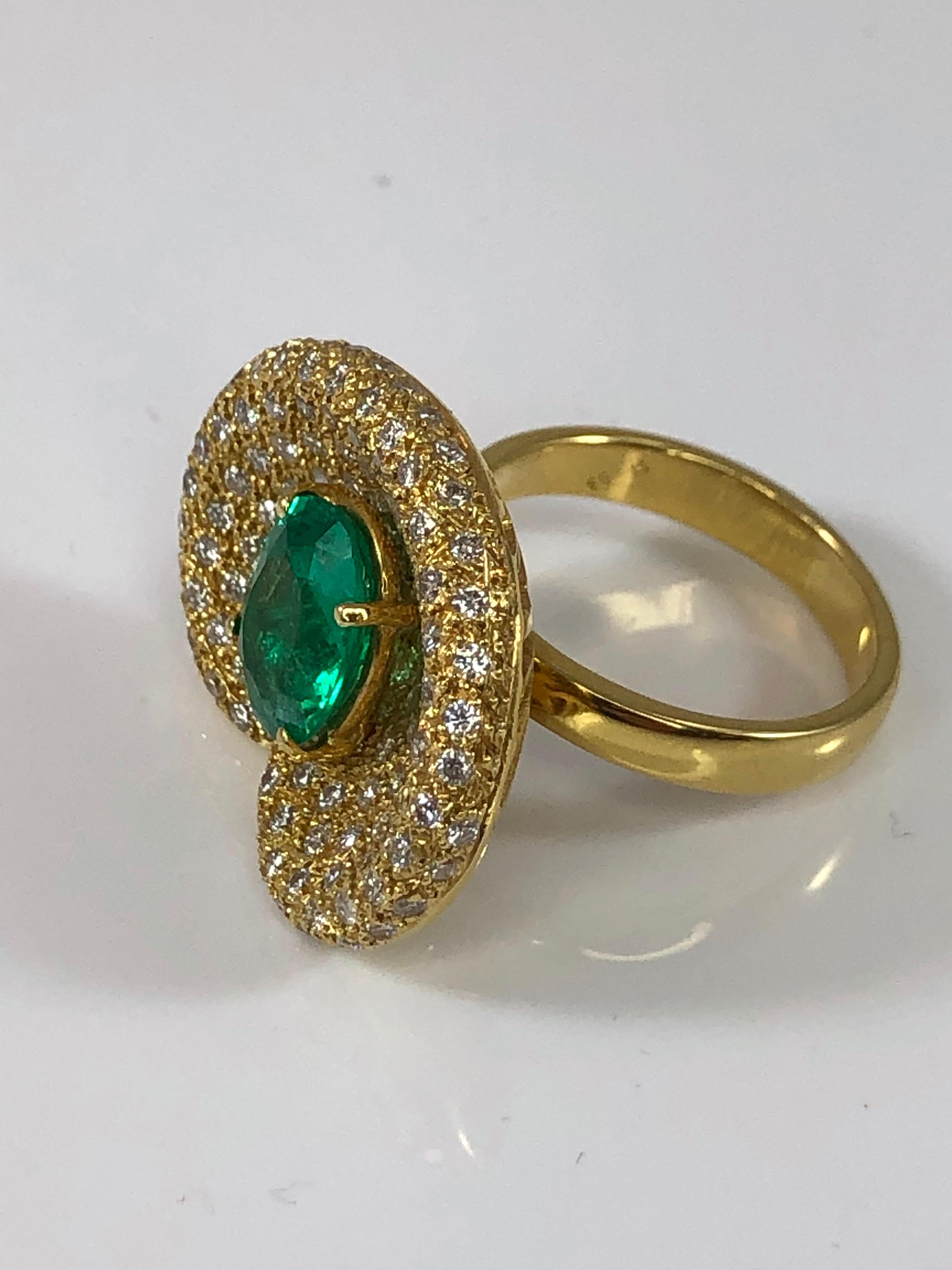 Georgios Collections Ring aus 18 Karat Gelbgold mit einem ovalen Smaragd und Diamanten Damen im Angebot