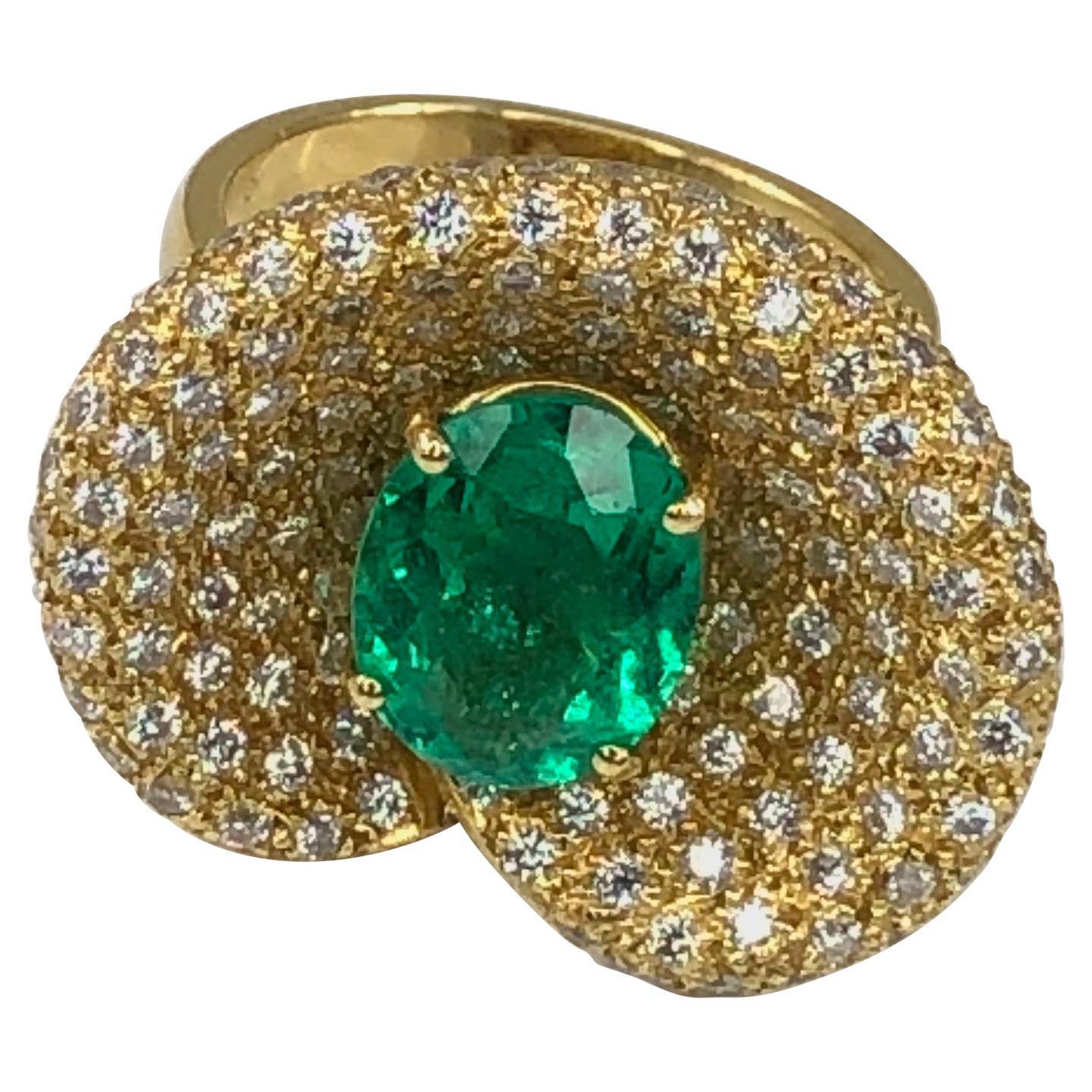 Georgios Collections Ring aus 18 Karat Gelbgold mit einem ovalen Smaragd und Diamanten im Angebot