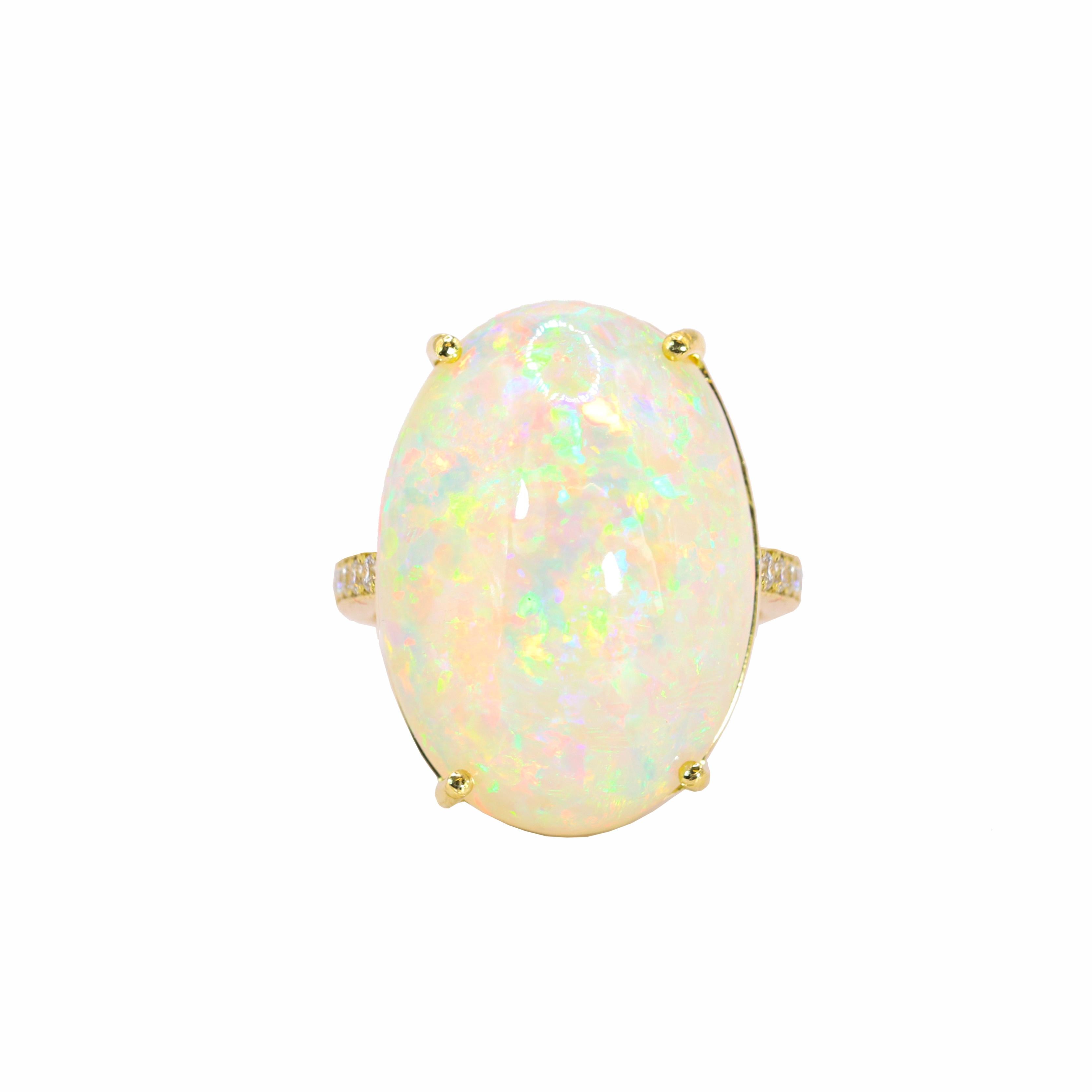 Il designer S.Georgios presenta uno squisito anello in oro giallo 18 carati con al centro un magnifico opale ovale del peso totale di 20,60 carati. L'anello è decorato con scintillanti diamanti taglio brillante del peso di 0,21 carati. Questo