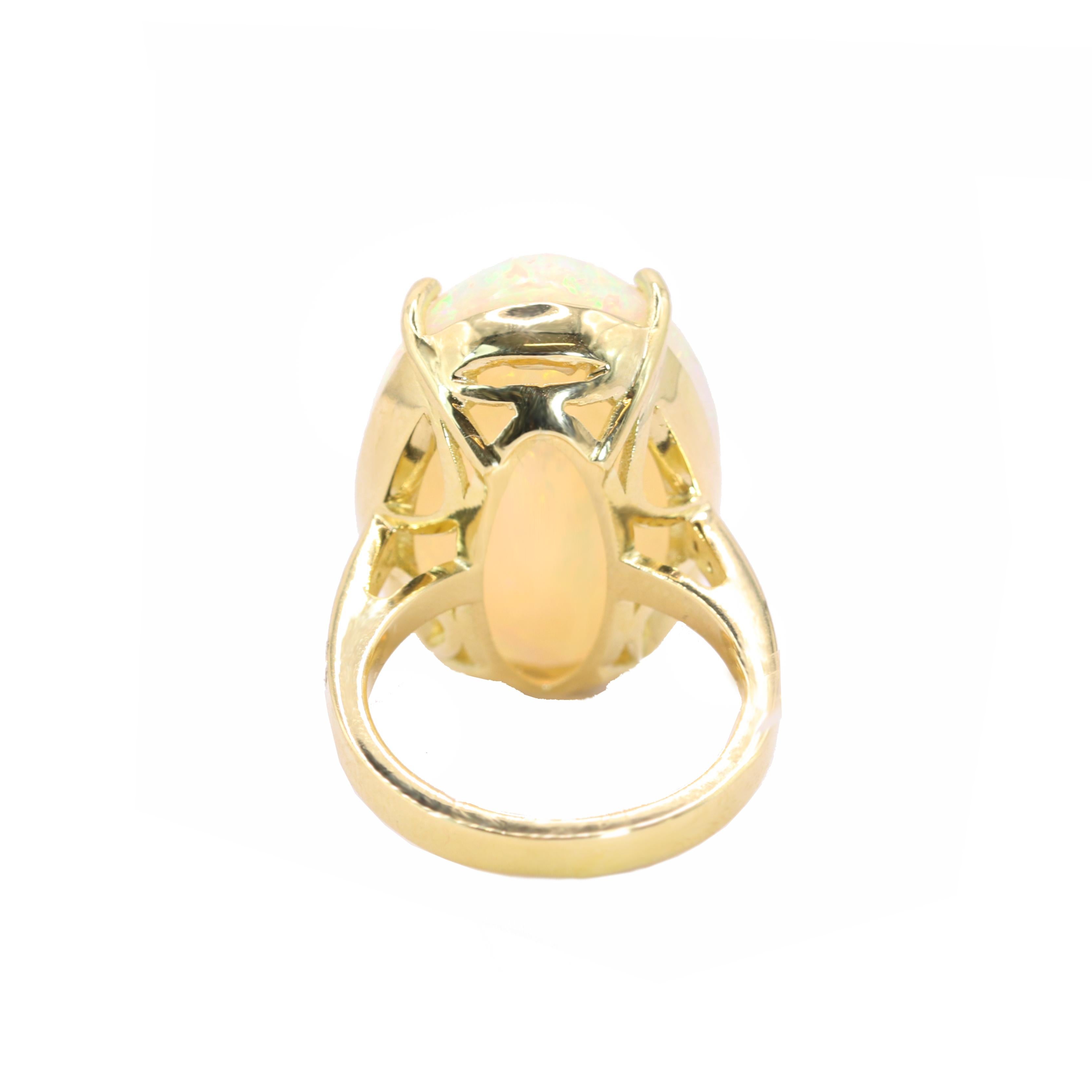 Taglio a goccia Anello Georgios Collections in oro giallo 18 carati con opale ovale e diamanti in vendita
