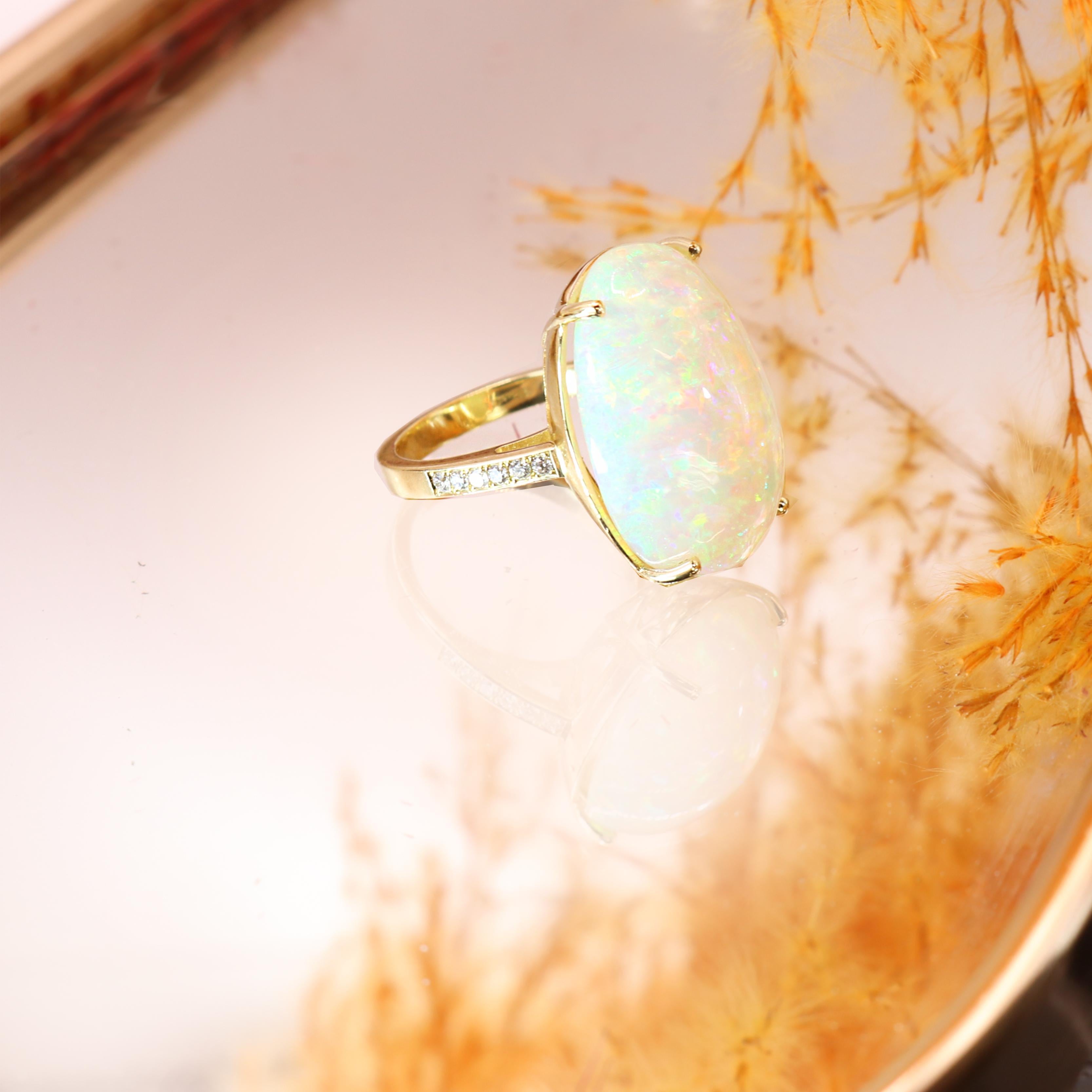 Donna Anello Georgios Collections in oro giallo 18 carati con opale ovale e diamanti in vendita