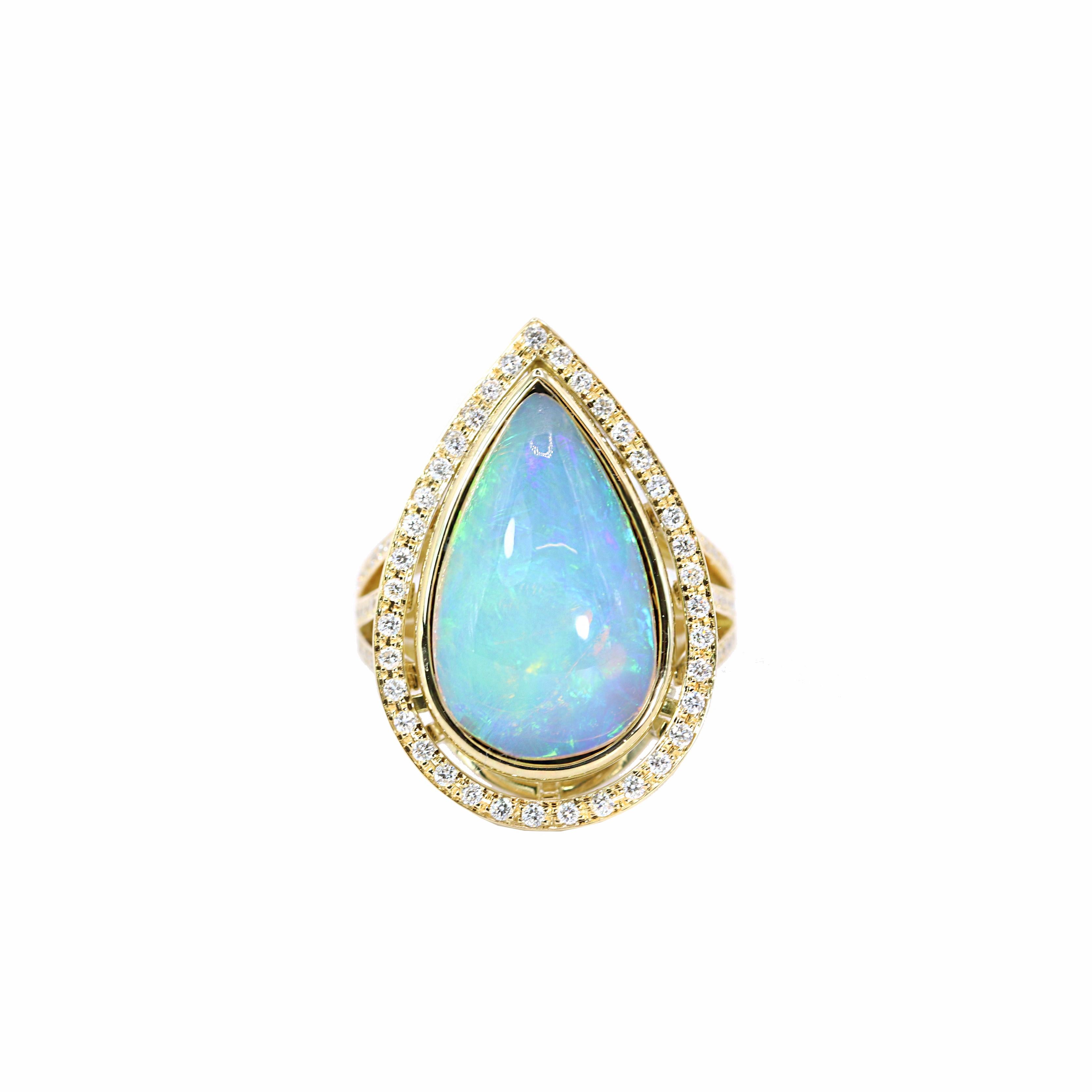 Le designer S.Georgios présente une bague exquise en or jaune 18 carats, ornée d'une opale poire d'un poids total de 5,78 carats, entourée d'un chaton de diamants étincelants. Avec un poids total de diamants de 0,60 carats, cette magnifique bague