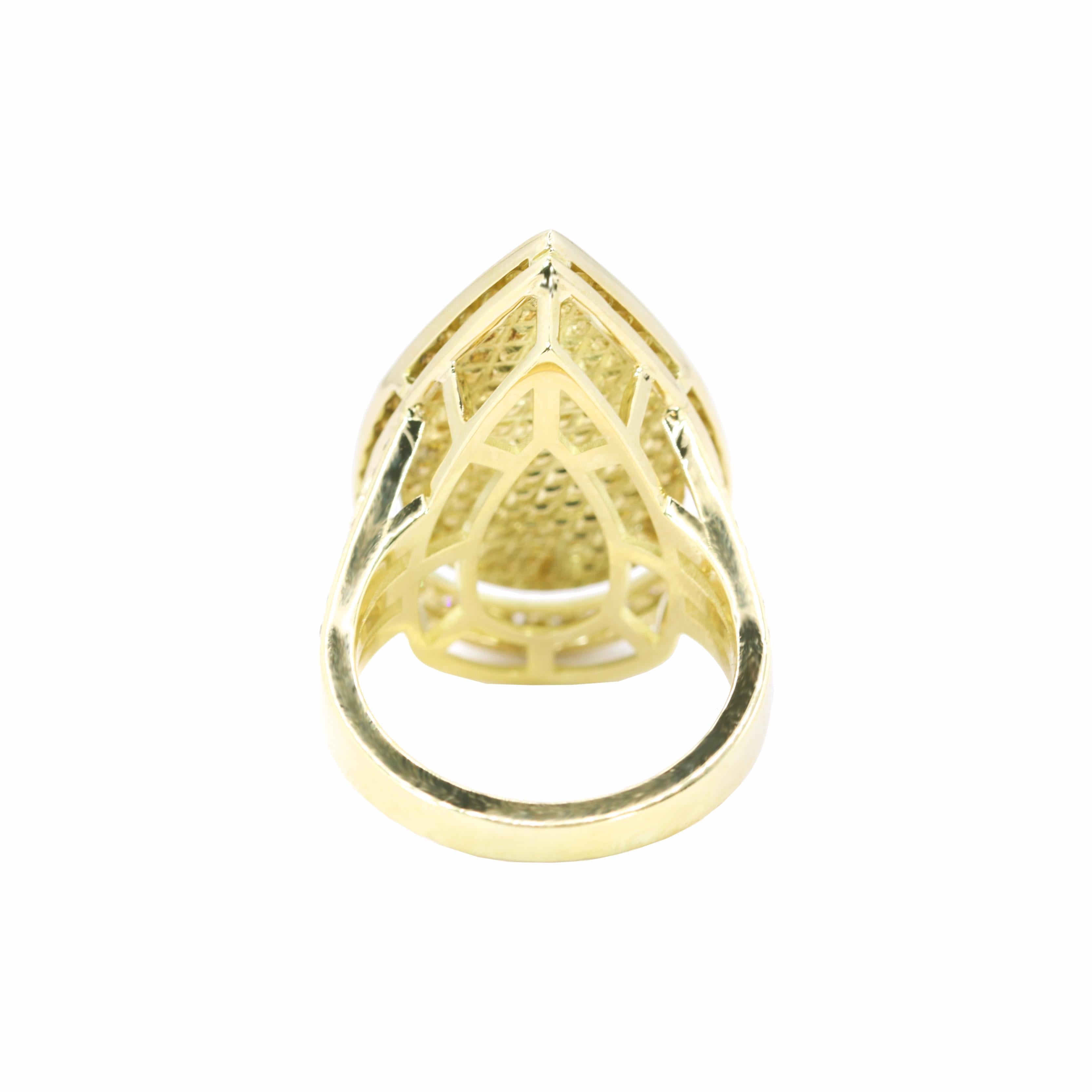 Taille poire Georgios Collections Bague en or jaune 18 carats avec opale poire et diamants en vente
