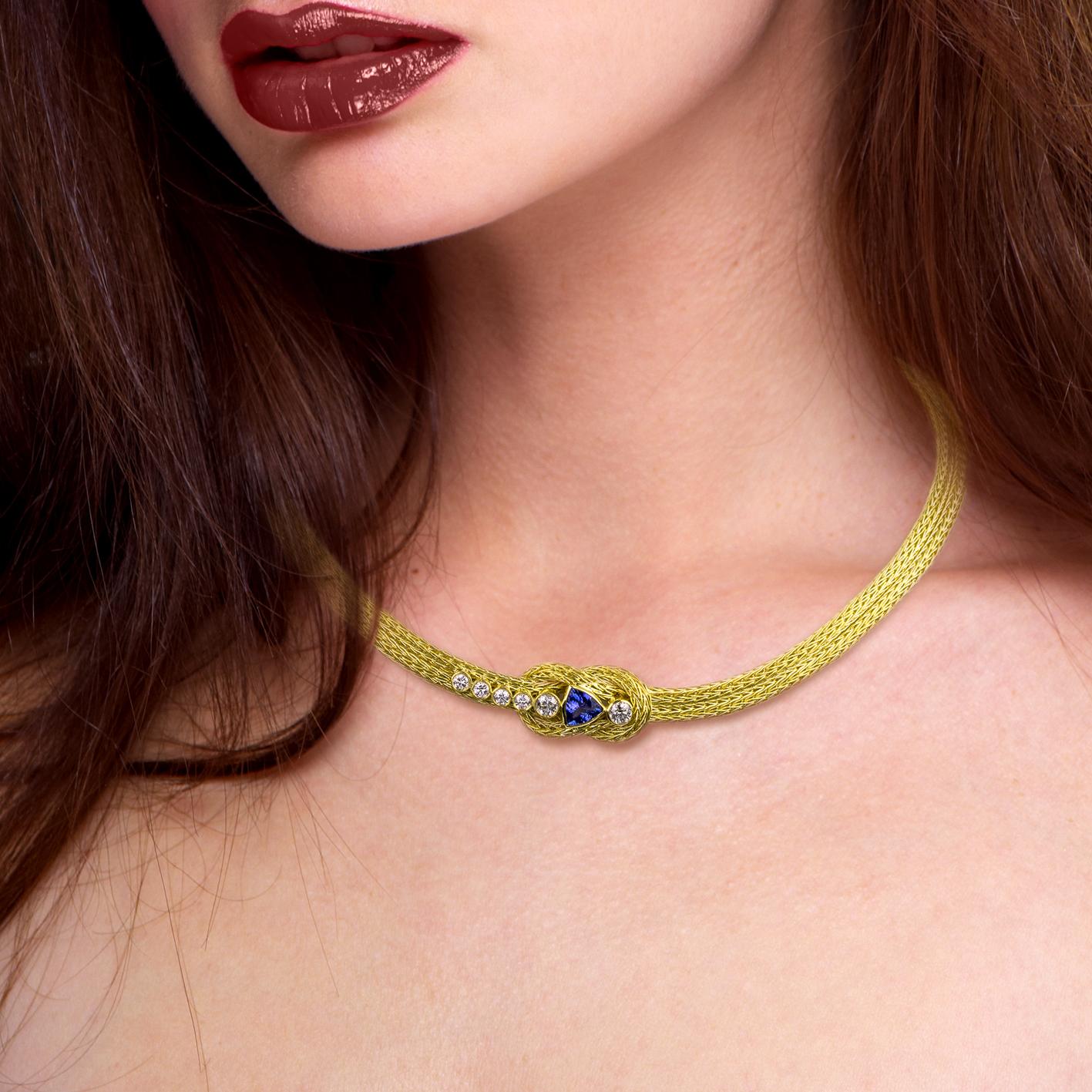Georgios Kollektionen 18 Karat Gelbgold Diamant Tansanit Knoten Seil Halskette  (Trillionschliff) im Angebot