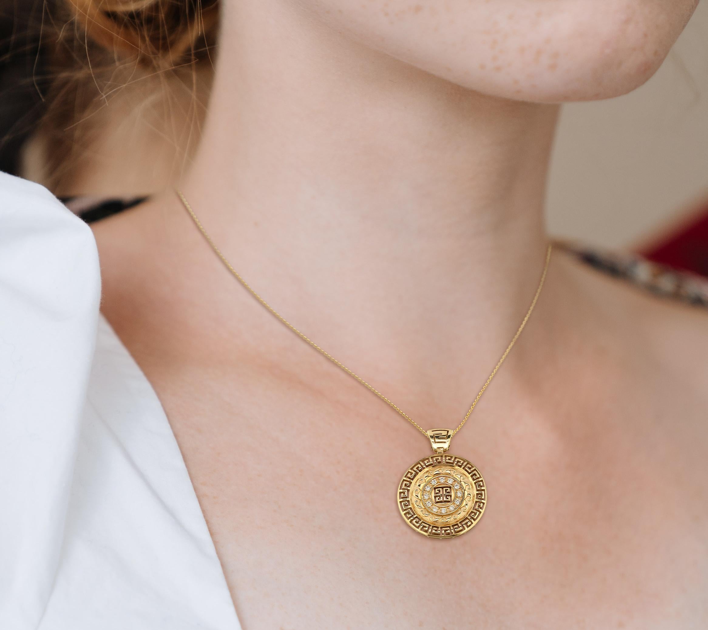 Taille brillant Georgios Collections Collier pendentif grec en or jaune 18 carats avec diamants ronds en vente