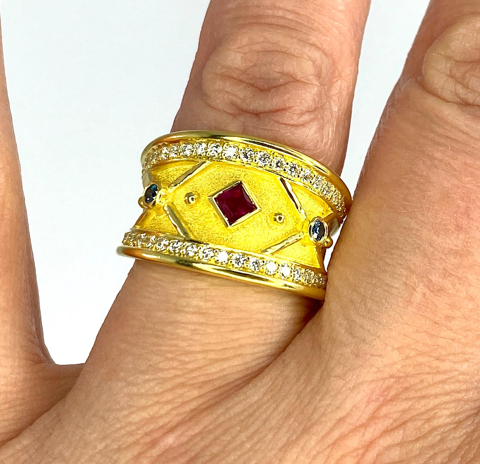 Georgios Kollektionen Ring aus 18 Karat Gelbgold mit Rubin und blauen und weißen Diamanten  im Angebot 5