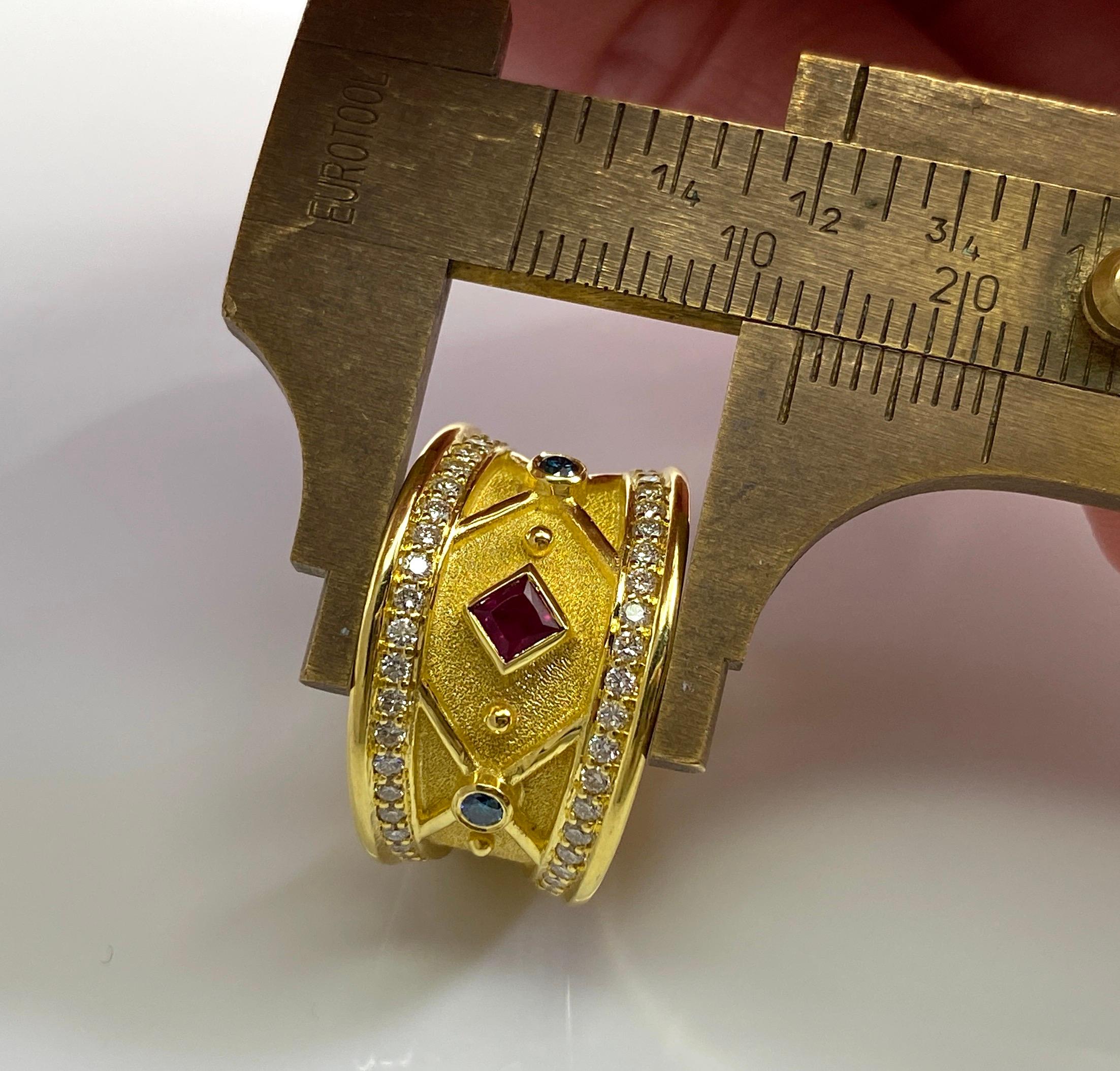 Georgios Kollektionen Ring aus 18 Karat Gelbgold mit Rubin und blauen und weißen Diamanten  im Angebot 6