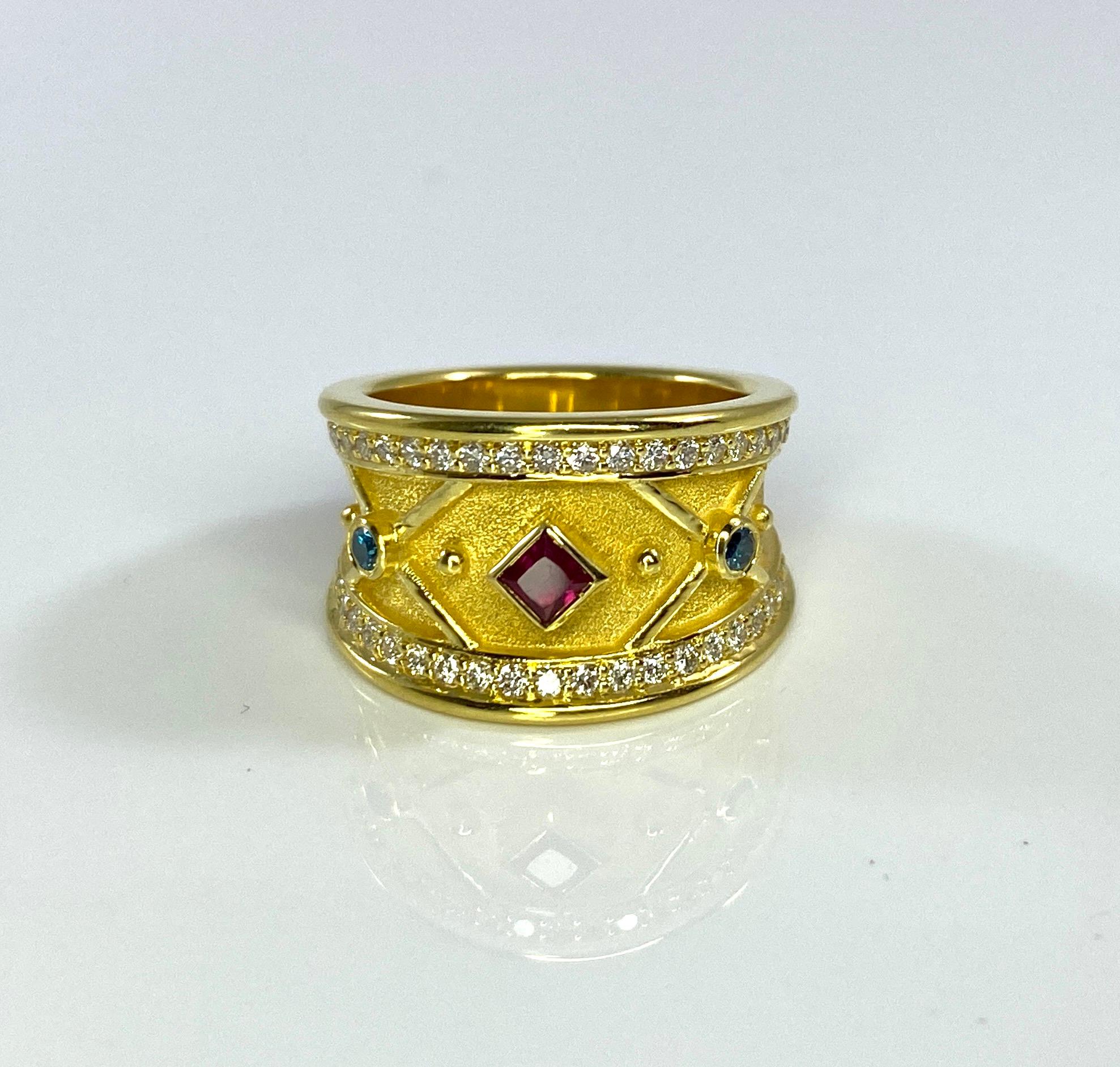 Georgios Kollektionen Ring aus 18 Karat Gelbgold mit Rubin und blauen und weißen Diamanten  (Carréschliff) im Angebot