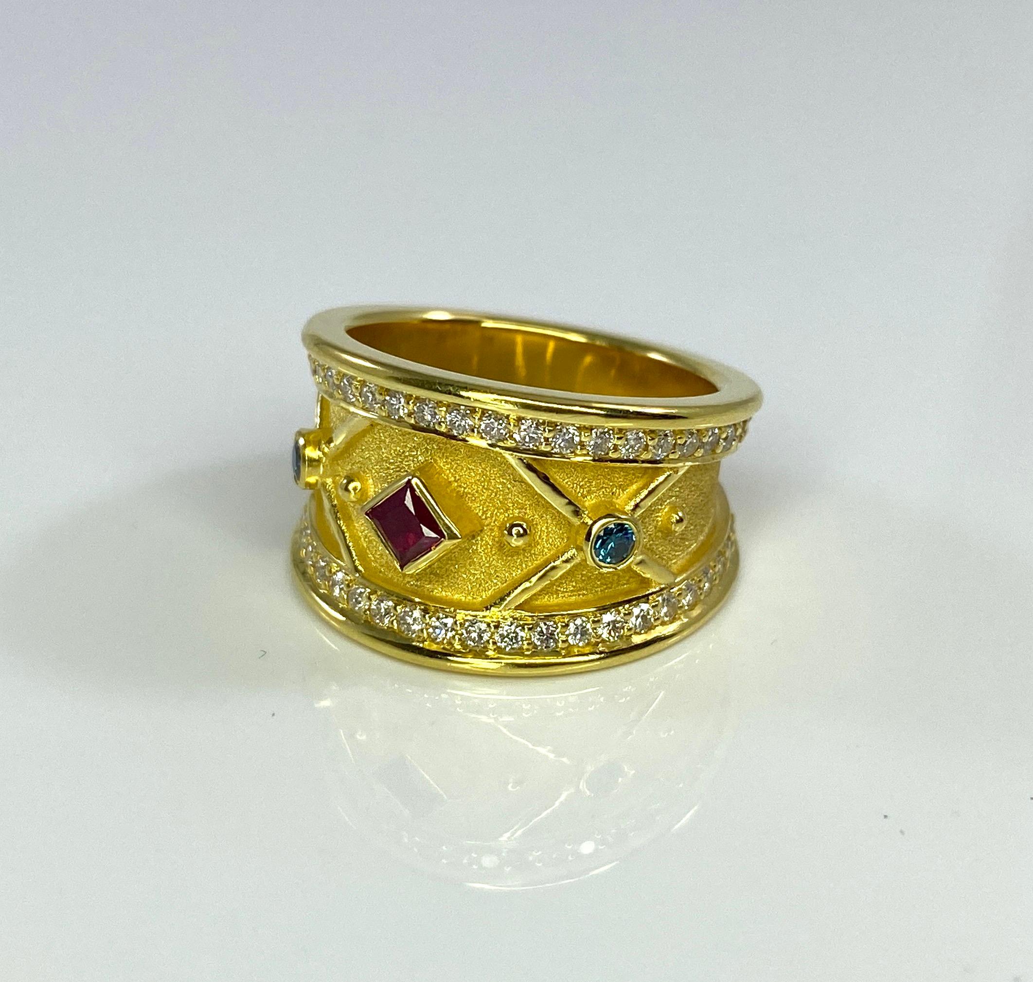 Georgios Kollektionen Ring aus 18 Karat Gelbgold mit Rubin und blauen und weißen Diamanten  im Zustand „Neu“ im Angebot in Astoria, NY