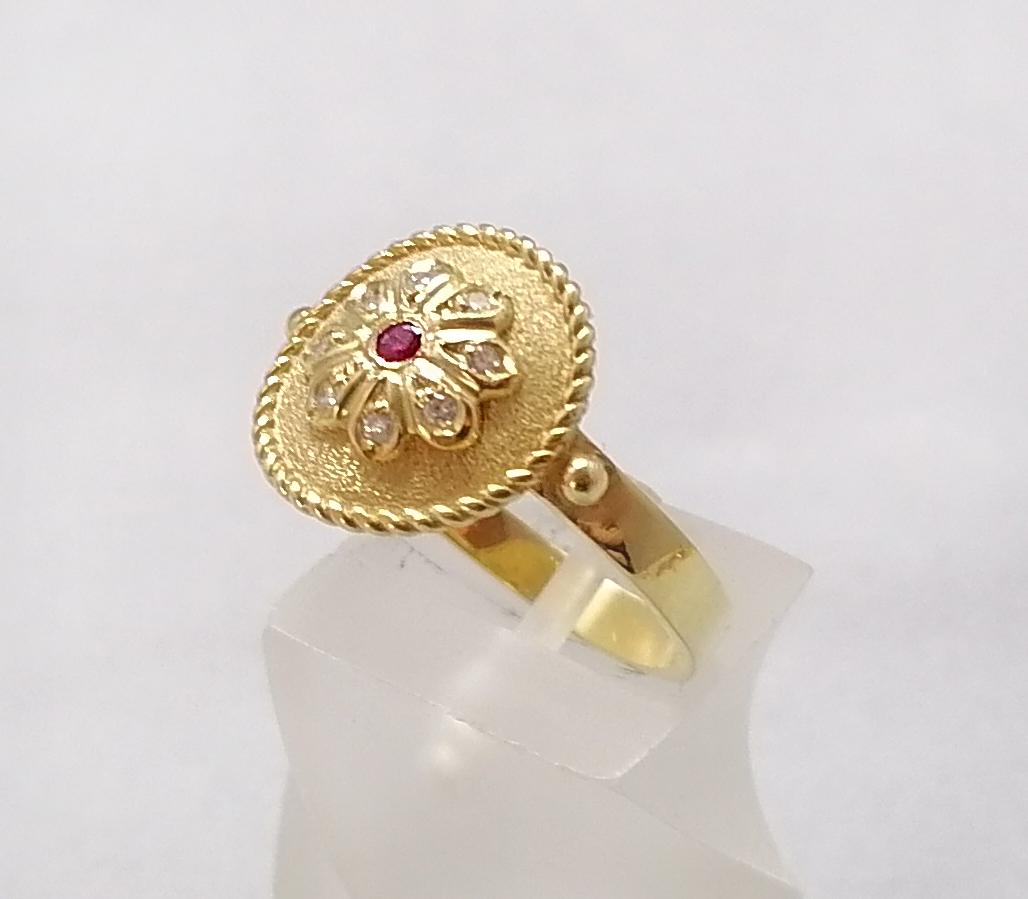 Georgios Collections Bague à anneau rond en or jaune 18 carats, rubis et diamants en vente 9