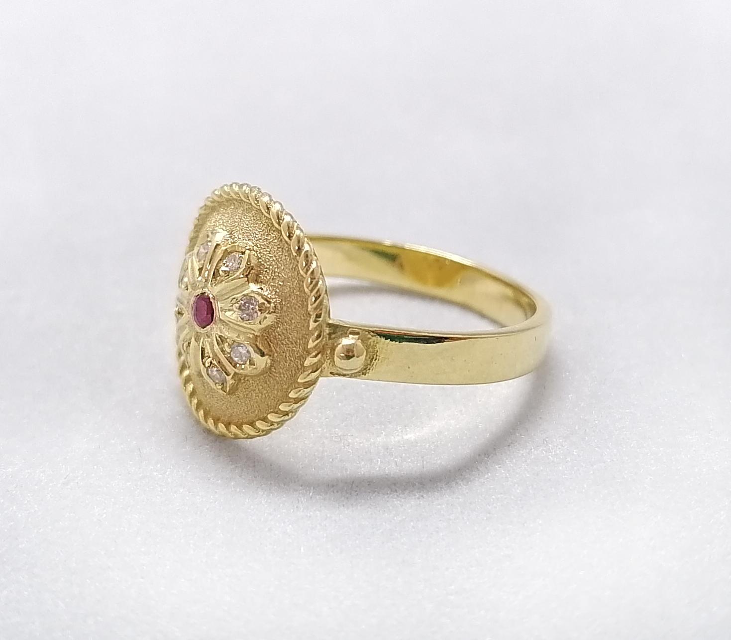 Byzantin Georgios Collections Bague à anneau rond en or jaune 18 carats, rubis et diamants en vente