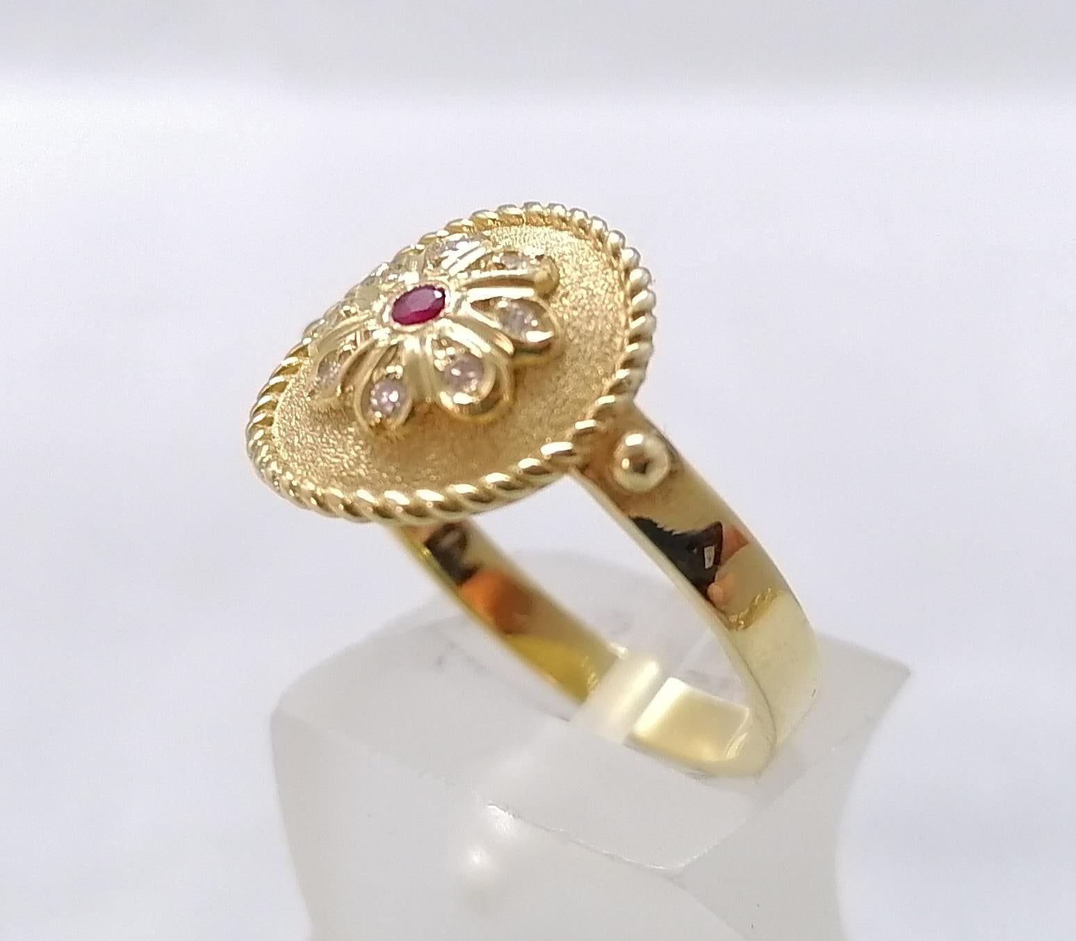 Georgios Collections Bague à anneau rond en or jaune 18 carats, rubis et diamants en vente 1