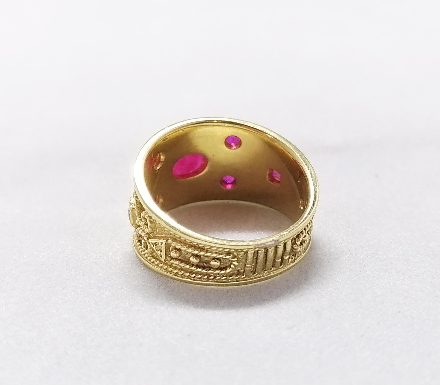 Georgios Collections Bague à anneau de style étrusque en or jaune 18 carats, rubis et diamants en vente 4