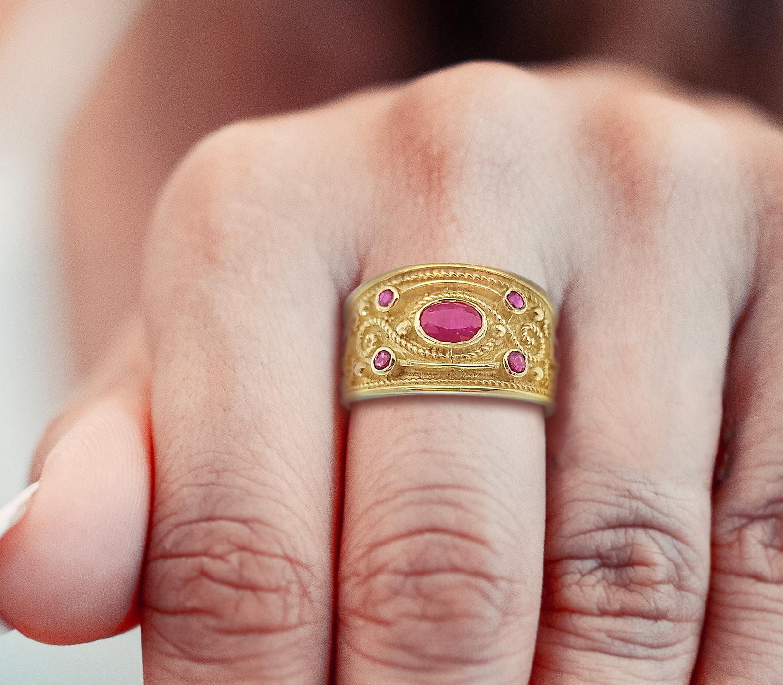 Georgios Collections Bague à anneau de style étrusque en or jaune 18 carats, rubis et diamants en vente 8