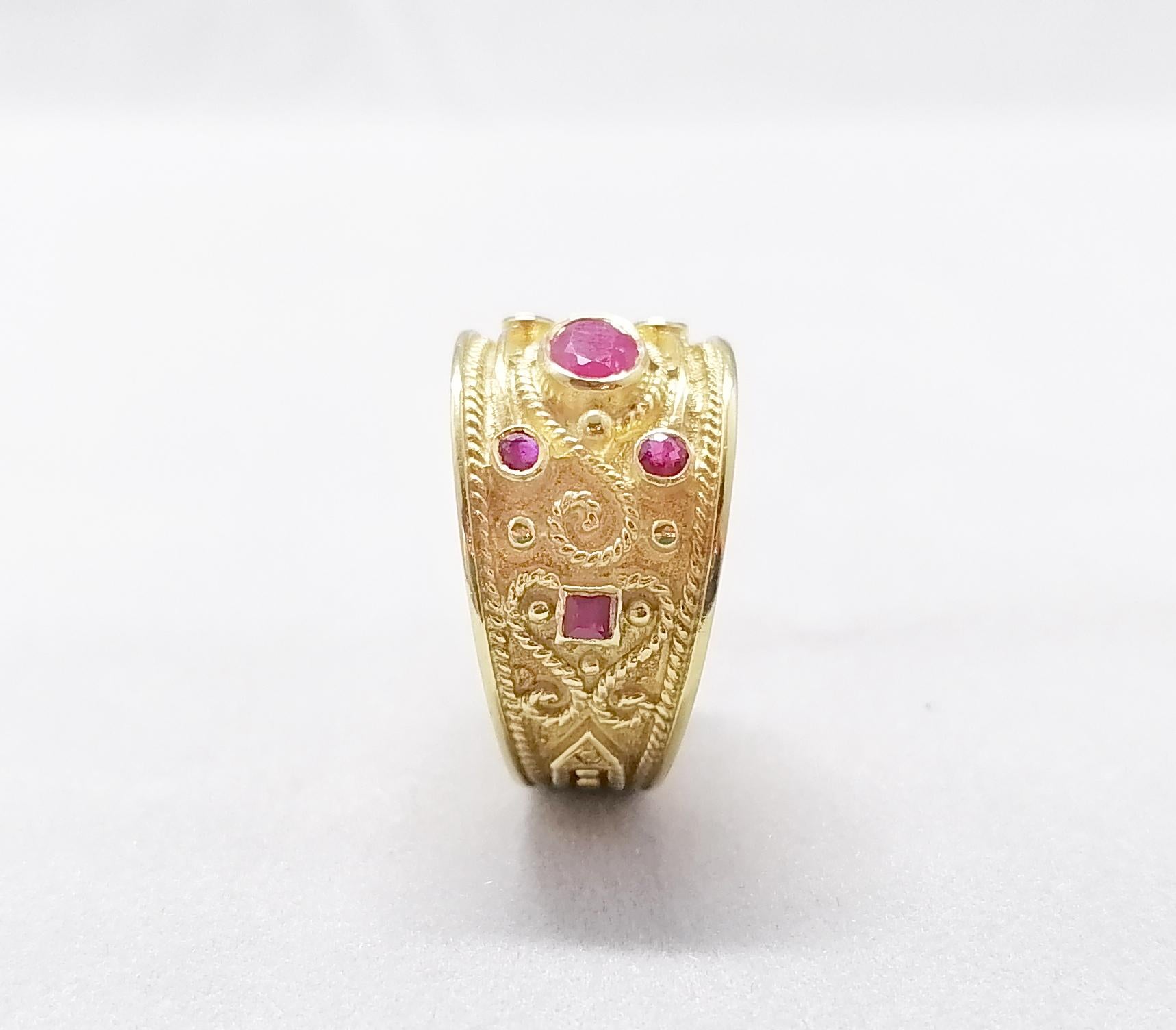 Georgios Collections Bague à anneau de style étrusque en or jaune 18 carats, rubis et diamants Pour femmes en vente