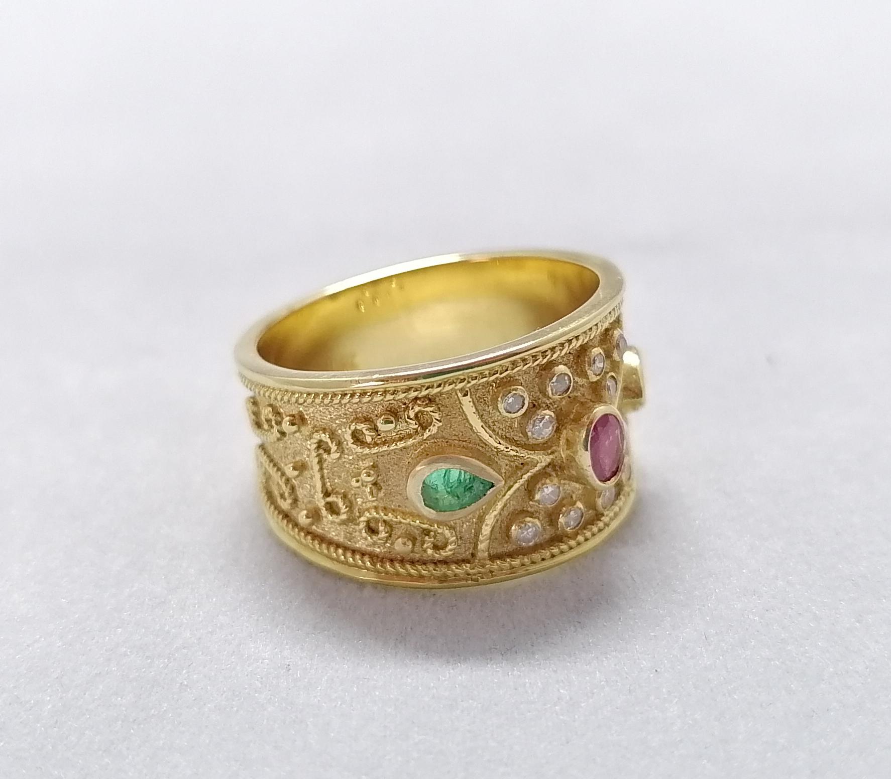 Georgios Kollektionen 18 Karat Gelbgold Ring mit Rubin, Smaragd und Diamant (Byzantinisch) im Angebot