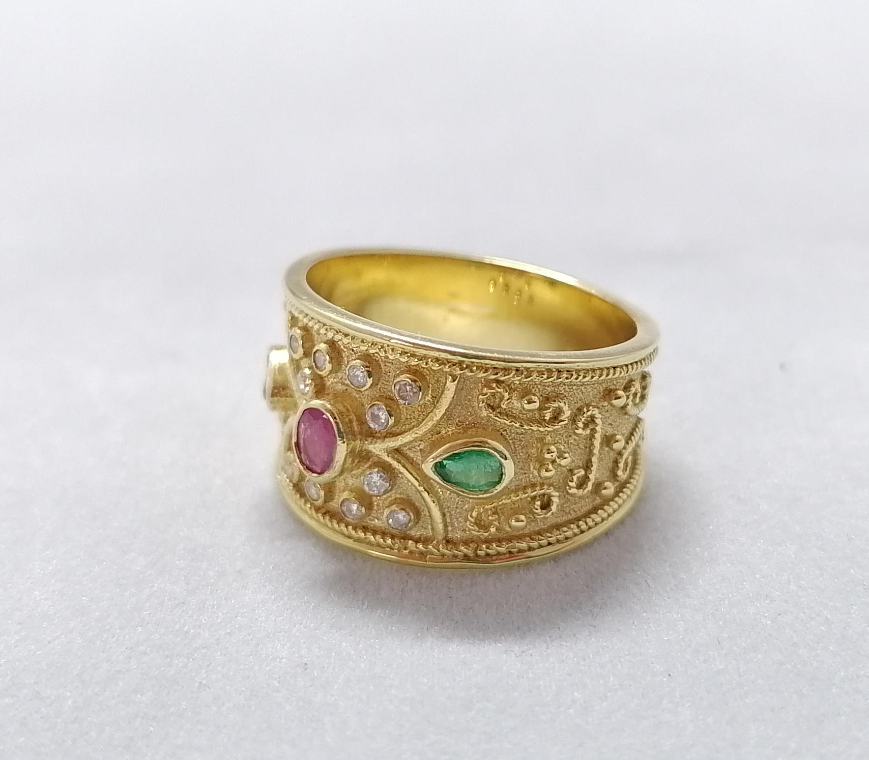 Georgios Kollektionen 18 Karat Gelbgold Ring mit Rubin, Smaragd und Diamant im Zustand „Neu“ im Angebot in Astoria, NY