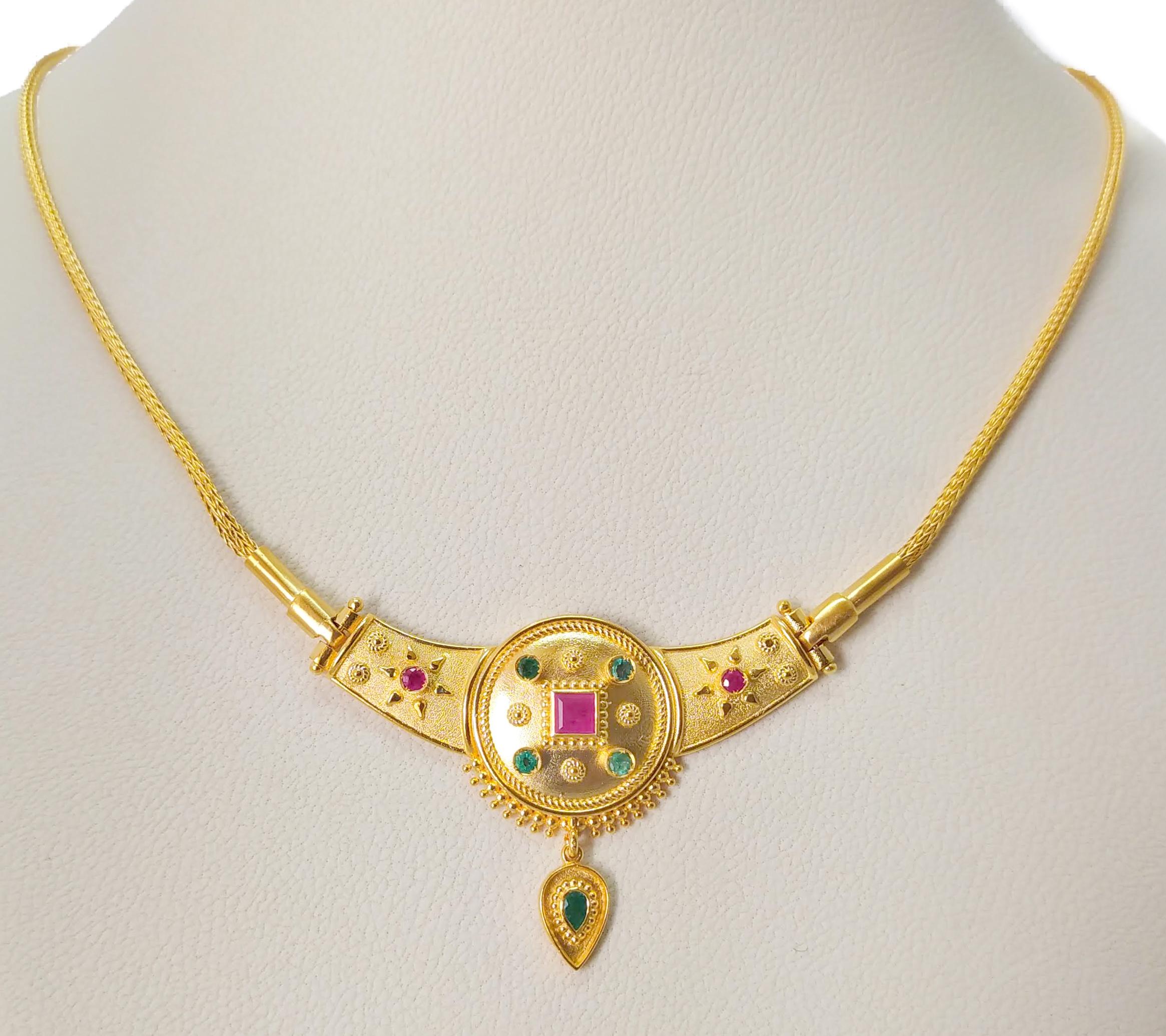 Diese S.Georgios Designer-Halskette ist ein 18 Karat Gelbgold Tropfen Anhänger Halskette alle mikroskopisch mit byzantinischen Perlen und Draht Granulation Arbeit verziert und mit einem einzigartigen Samt Hintergrund Look beendet. Diese wunderschöne