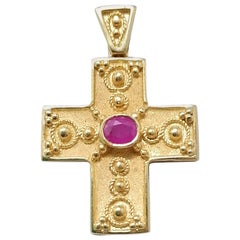 Georgios Collections Pendentif croix granulée en or jaune 18 carats et rubis