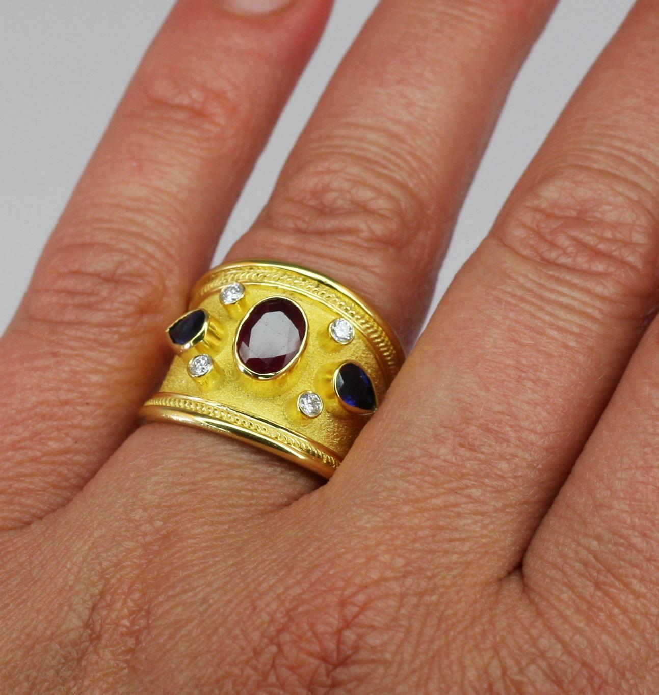 Georgios Collections Anillo Ancho Oro Amarillo 18 Kilates Rubí Zafiro Pera Diamante Corte oval en venta
