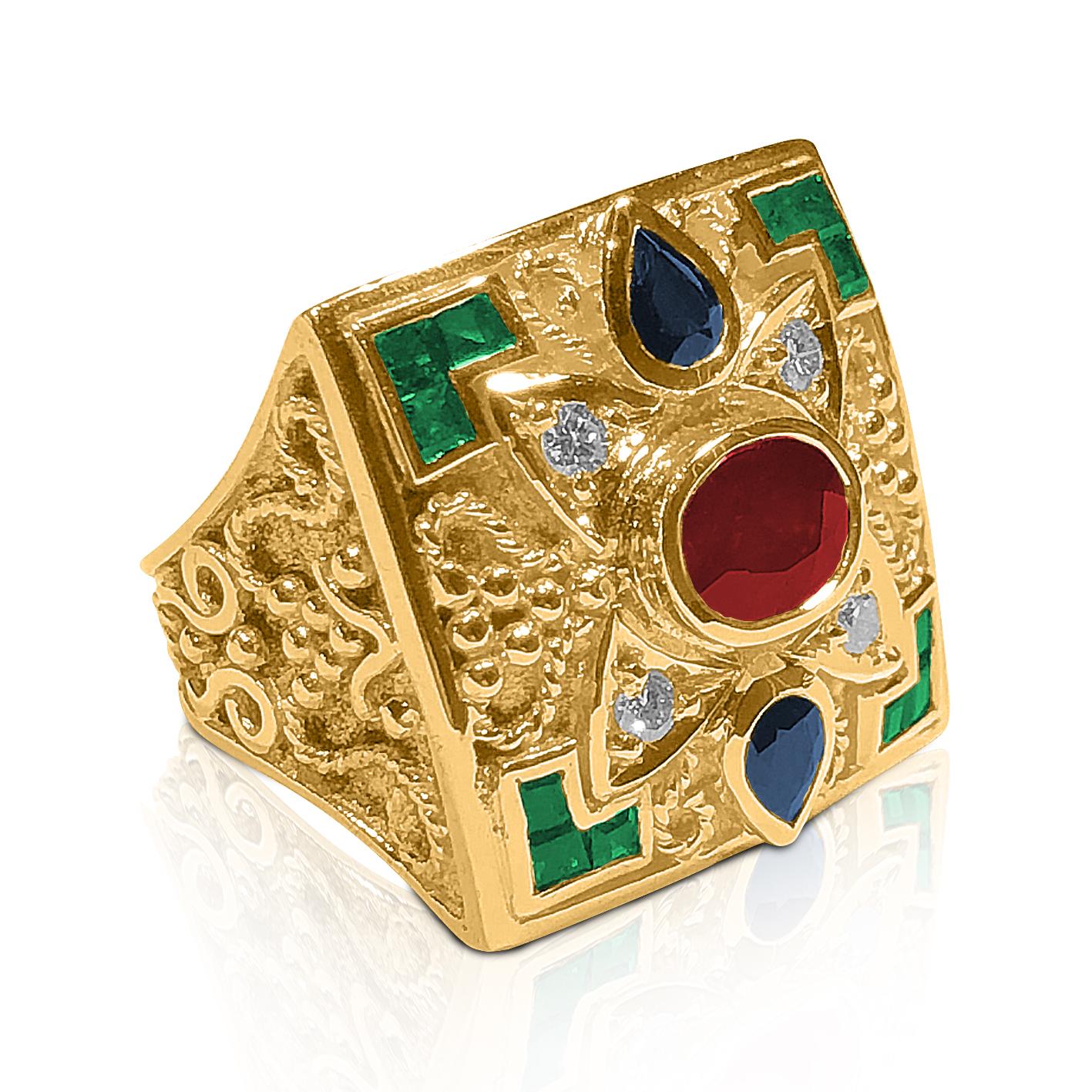 Dieser Ring von S.Georgios ist aus 18 Karat Gelbgold handgefertigt und mikroskopisch mit Golddrähten und Perlen verziert. Die körnigen Details kontrastieren mit dem byzantinischen Hintergrund. Dieser wunderschöne Ring hat einen Diamanten im