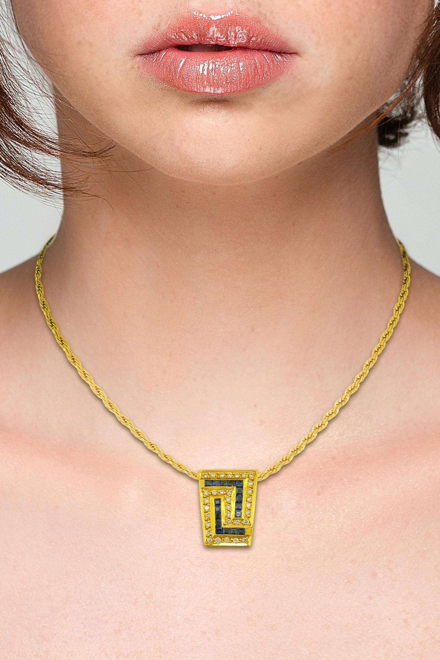 Pendentif clé grecque Georgios Collections en or jaune 18 carats, saphirs et diamants en vente 5