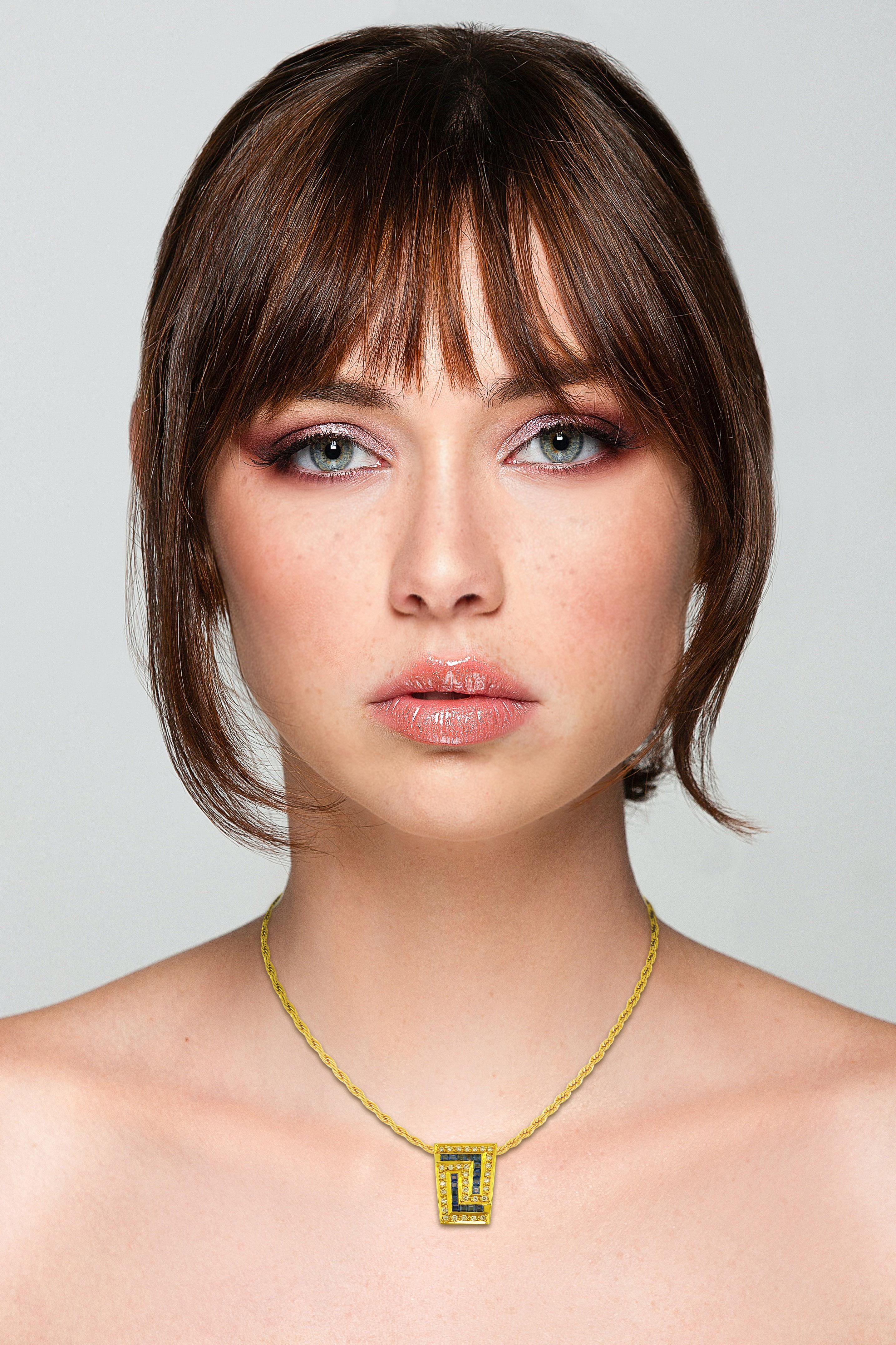 Grec classique Pendentif clé grecque Georgios Collections en or jaune 18 carats, saphirs et diamants en vente