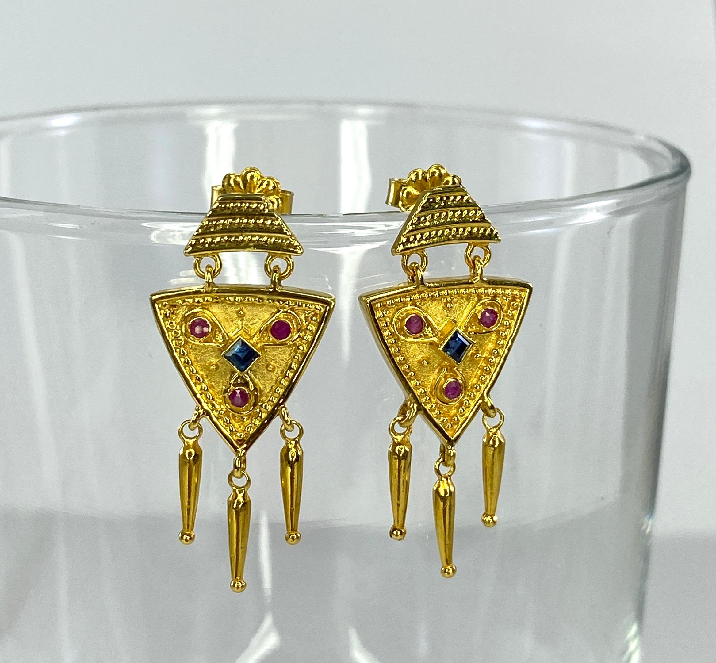 Georgios Collections Boucles d'oreilles en goutte en or jaune 18 carats, saphirs et rubis Pour femmes en vente