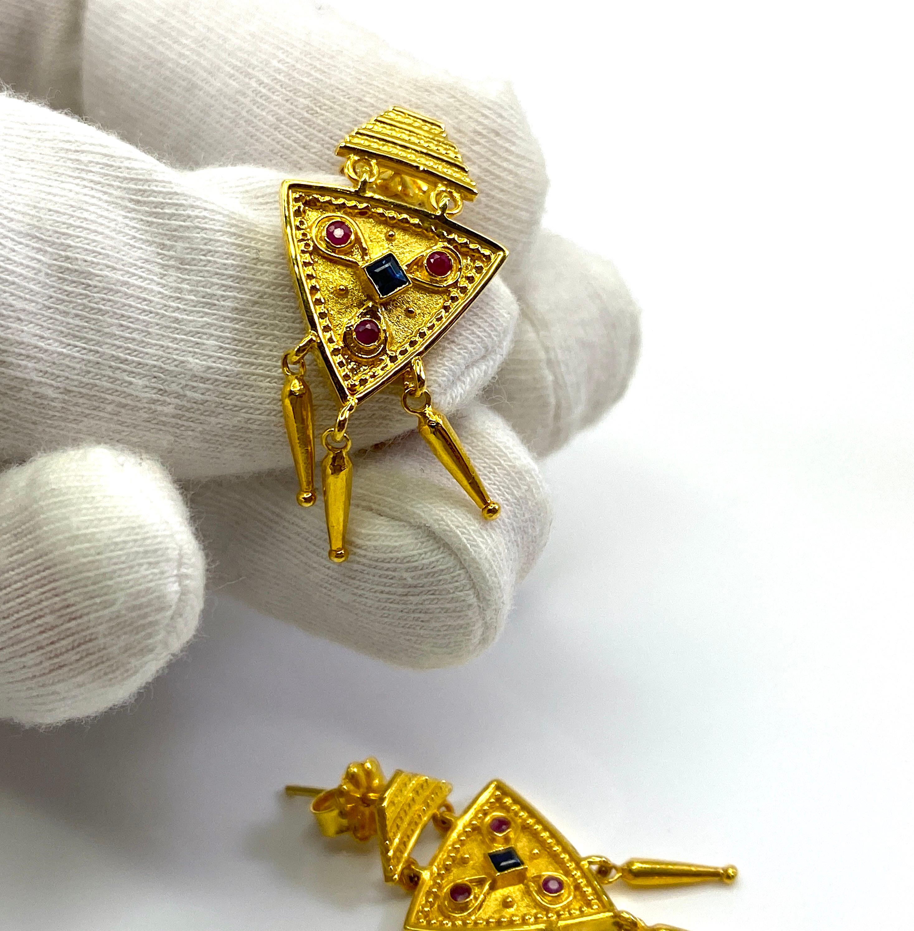 Georgios Collections Boucles d'oreilles en goutte en or jaune 18 carats, saphirs et rubis en vente 2