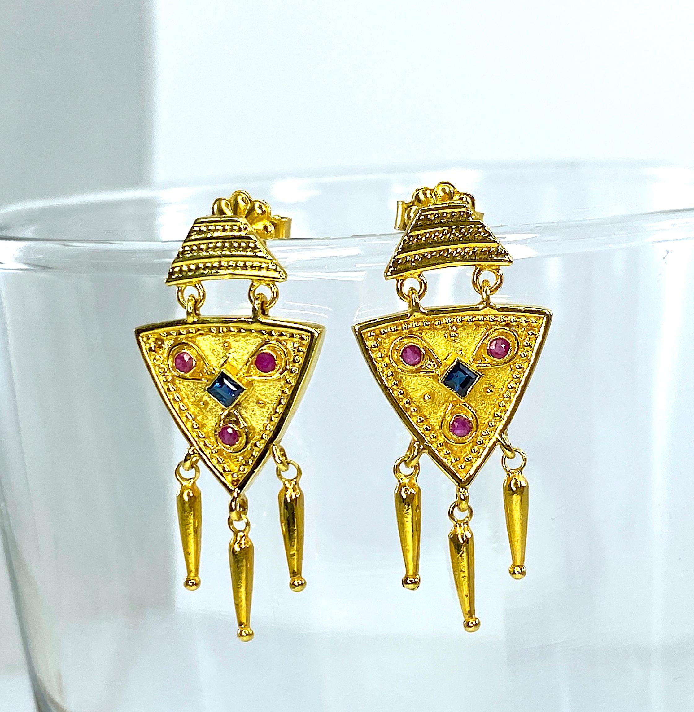 Georgios Collections Boucles d'oreilles en goutte en or jaune 18 carats, saphirs et rubis en vente 3