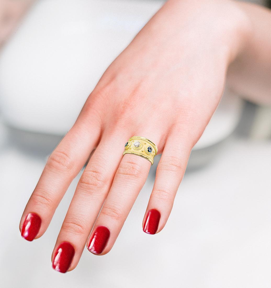 Dies ist eine atemberaubende S.Georgios Designer Solitär-Ring in Gelbgold 18 Karat alle mit einem byzantinischen Samt Hintergrund und Granulation Details verziert - gedrehte Drähte und Perlen. In der Mitte des Rings befindet sich ein wunderschöner