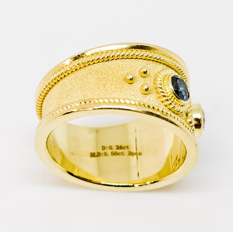 Georgios Kollektionen 18 Karat Gelbgold Solitär Ring mit blauen und weißen Diamanten im Angebot 1