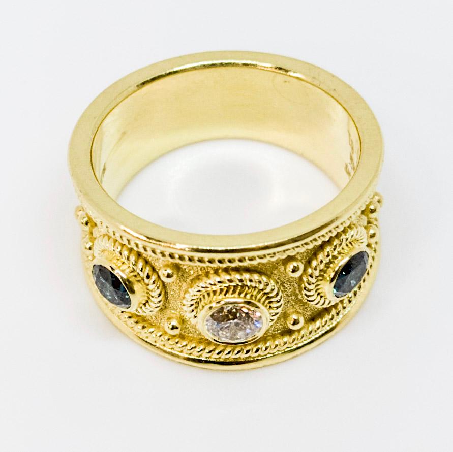 Georgios Kollektionen 18 Karat Gelbgold Solitär Ring mit blauen und weißen Diamanten im Angebot 2