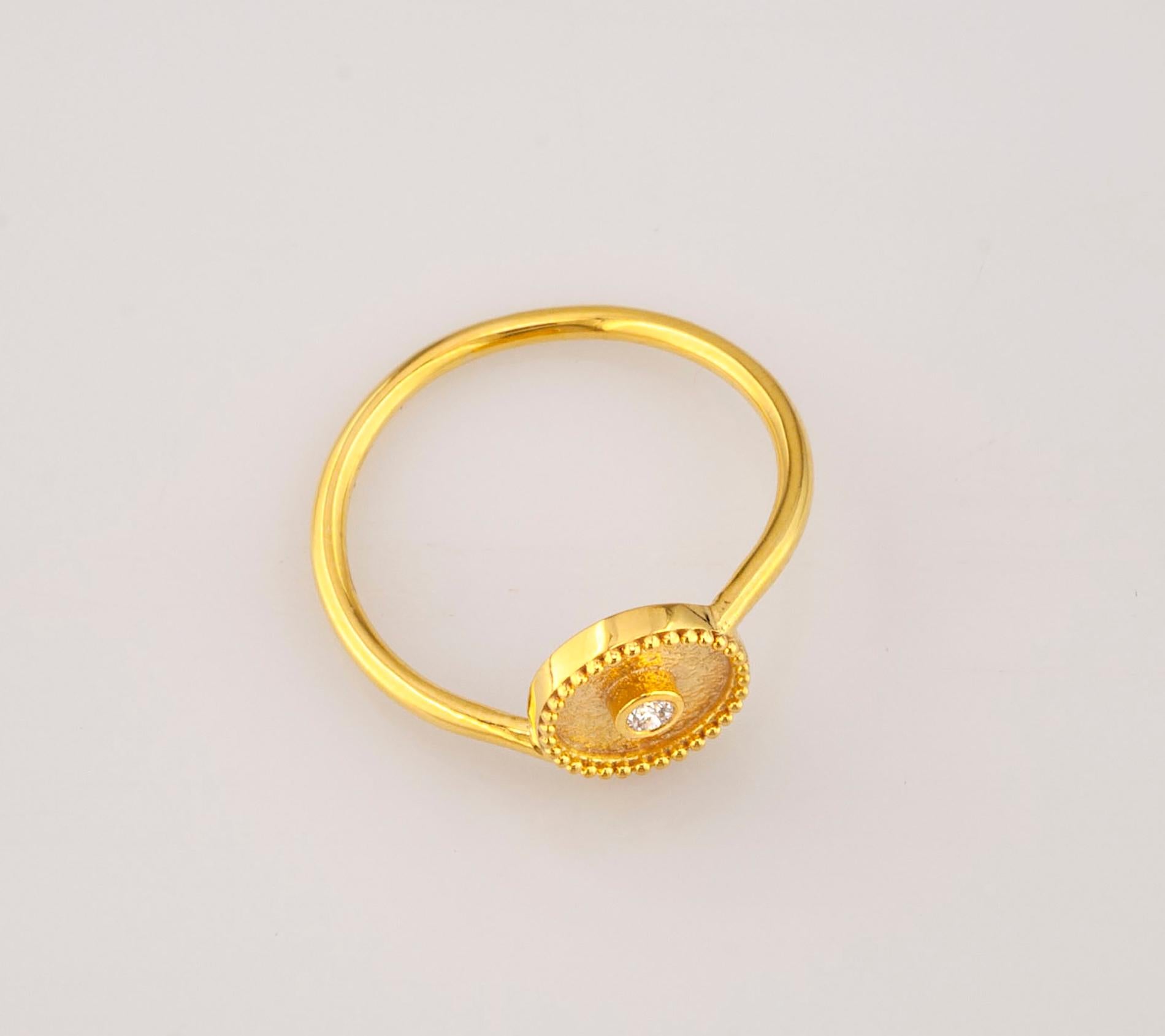 Georgios Collections Bague à anneau fin solitaire en or jaune 18 carats avec diamants ronds en vente 5
