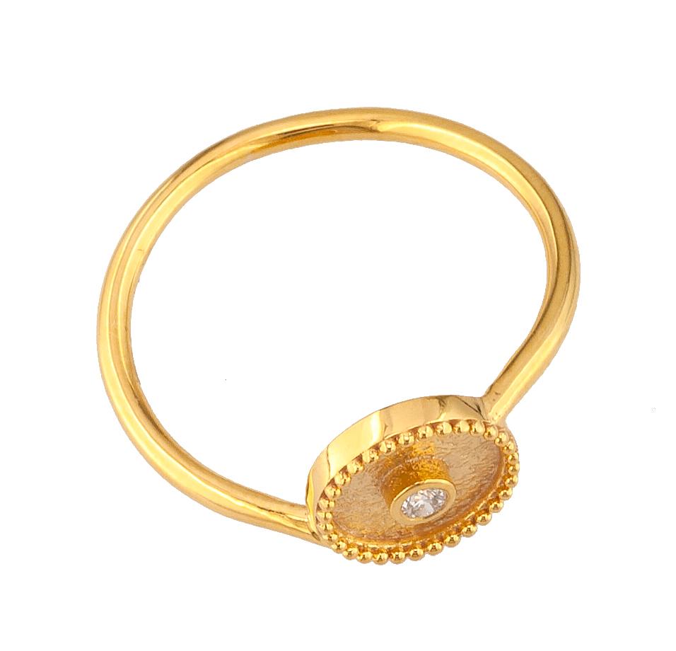 Cette bague à anneau fin de marque S.Georgios est en or jaune 18 carats et est décorée au microscope avec un travail de granulation à la main, et finie avec un aspect velours contrasté unique. Cette magnifique bague de forme ronde est ornée d'un