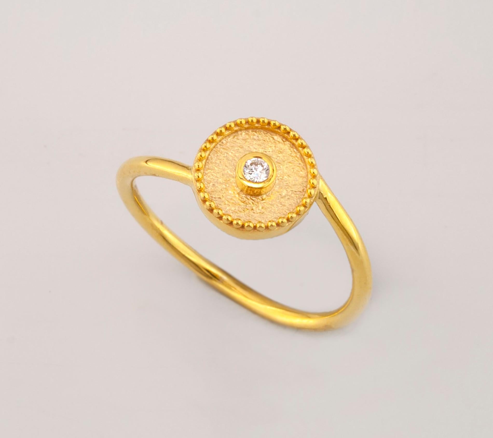 Georgios Collections Bague à anneau fin solitaire en or jaune 18 carats avec diamants ronds en vente 1